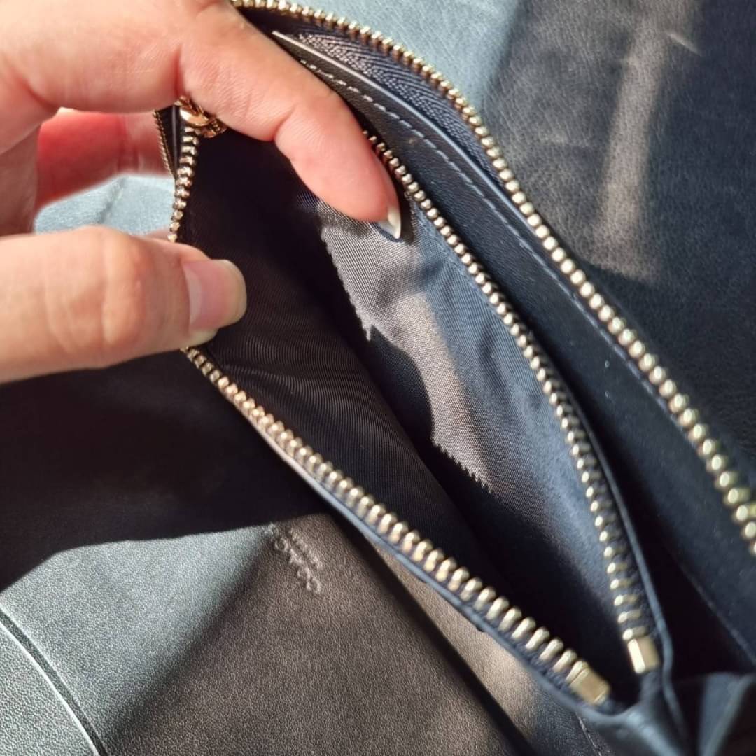 COACH F57468 PHONE WALLET IN SIGNATURE COATED CANVAS กระเป๋าสตางค์ถนอมมือถือ!! 2IN1 สุดๆ ใส่โทรศัพท์ ใส่เงิน ใส่บัตร ครบถ้วน!! จบในใบเดียวจ้า ขนาดกำลังเหมาะมือ วัสดุหนังแคนวาสเคลือบลาย คุณภาพดี สาวๆมีไว้ติดตัวสักใบ ไม่ผิดหวังจ้า