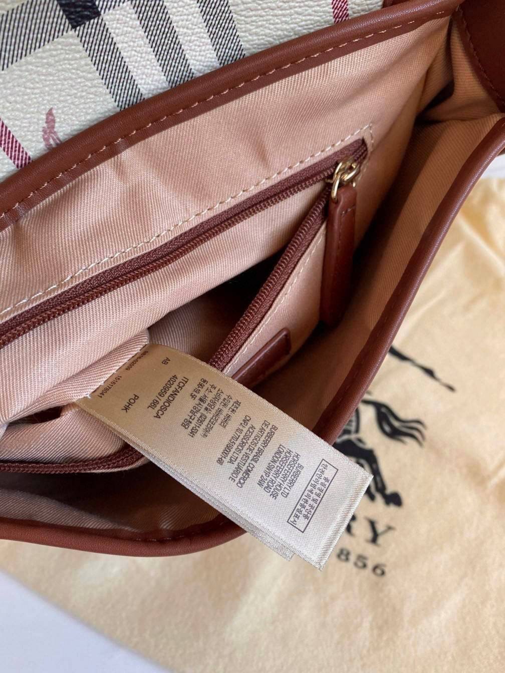 BURBERRY CROSSBODY VINTAGE BAG VIP GIFT WITH PURCHASE (GWP) พรีเมี่ยมกิ๊ฟ Limited Edition จากBURBERRY วัสดุหนัง PVC สวยอยู่ทรง เปิดปิดด้วยฝาปิดกระดุมแม่เหล็ก ภายในมีช่องใส่ของแยกอีกช่อง สามารถใส่มือถือ iphone เงิน ของจุกจิกได้ สายสะพายหนังยาวปรับระดับได้ 