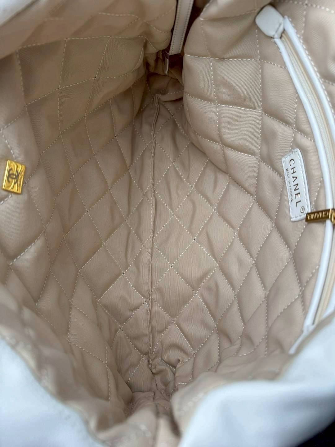 Small CHANEL 22 Handbag แรงเกินต้านที่สุดกับไอเท็มนี้ ที่สาวๆหรือใครๆก็ต้องมี มาในไซส์ใหญ่ รูปทรงใช้ง่ายขึ้น แต่ยังจุได้หนักๆเหมือนเดิม ดูหรูหรา เกินเรื่องที่สุด กับกระเป๋าสะพาย ดีไซน์เรียบหรู คลาสสิค แถมได้ใบลูกไปอีก