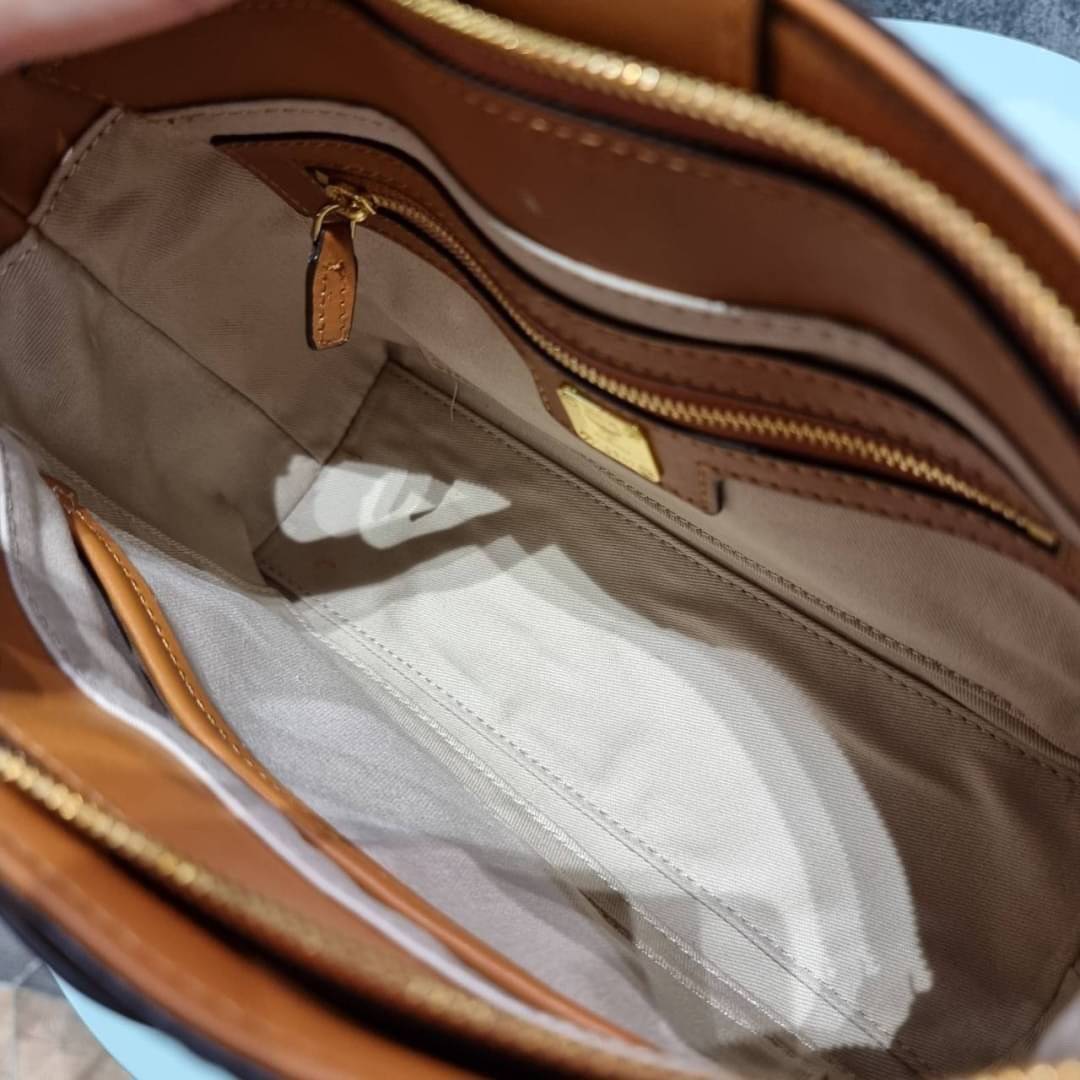 M.C.M ESSENTIAL VISETOS ORIGINAL SMALL CROSSBODY BAG กระเป๋าสะพายข้าง ขนาดกำลังดี สวยอยู่ทรง ดีไซน์เป็นเอกลักษณ์ วัสดุหนังแคนวาสสลับหนังแท้ พริ้นท์ลายเต็มใบ ดูหรูมาก!! เปิด-ปิดกระเป๋าด้วยสายคาดแม่เหล็ก และซิปรูดกันของหล่น มาพร้อมสายสะพาย crossbody ปั๊มลาย