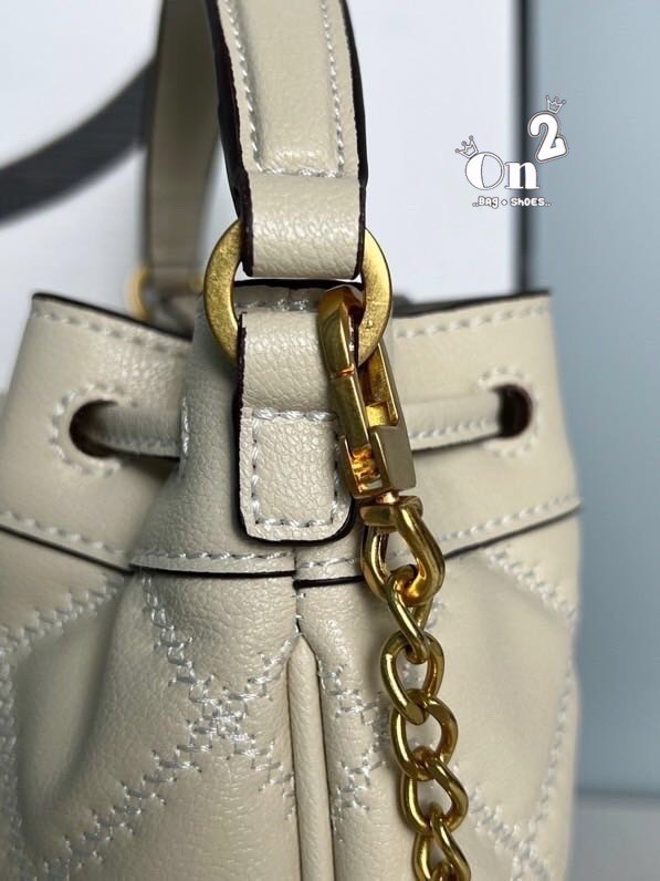 TORY BURCH WILLA MINI BUCKET BAG สุดปัง กระเป๋าสะพายทรงบัคเก็ต สวยผู้ดี โดดเด่นด้วยโลโก้สีทองดูหรู อัพลุคผู้ดี๊ผู้ดี วัสดุหนังแท้ ดีไซน์บุนวม เส้นคมดีเทลหรู เปิด-ปิดหนังรูดปากกระเป๋า มีหูหิ้วในตัว คล้องแขนเก๋ๆ ภายในเป็นช่องโล่ง มีช่องย่อย ใส่ของสำคัญจุกจิ