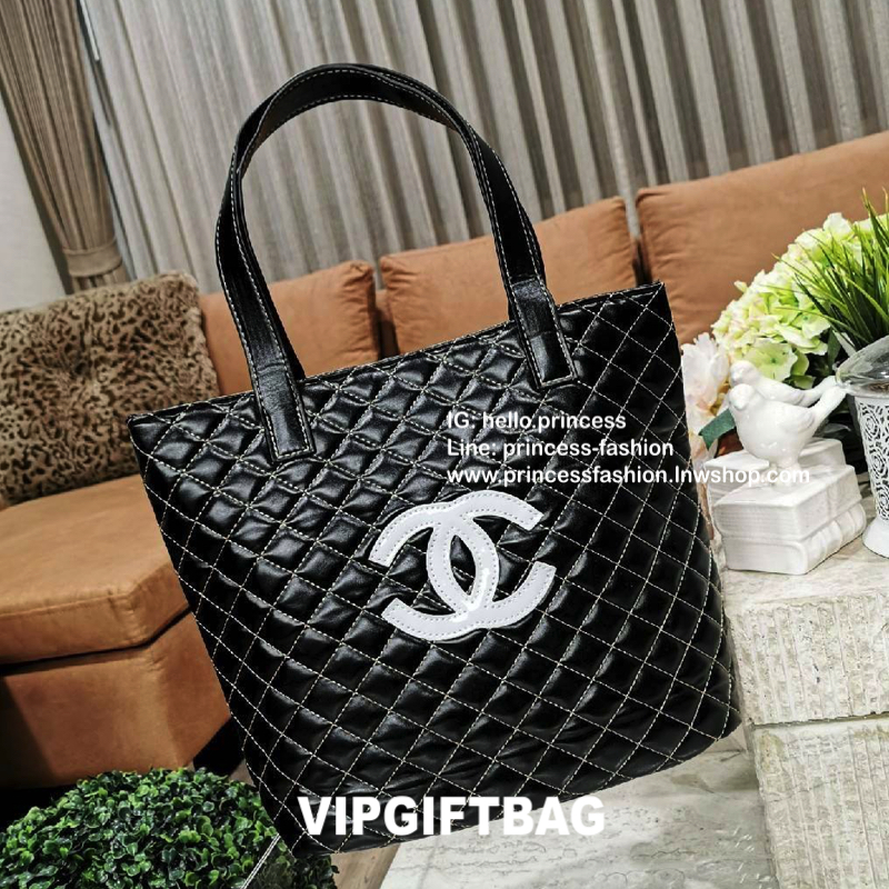 Chanel GWP Tote Bag กระเป๋าสะพายทรง Tote VIP Gift With Purchase (GWP) Limited Edition พรีเมี่ยมกิ้ฟของแท้รุ่นใหม่ล่าสุดจาก Chanel Cosmetic Counter วัสดุหนังนิ่มเรียบลายตารางอยู่ทรงสวยด้านหน้ามีโลโก้แบรนด์ ขนาดกำลังดี เปิดปิดด้วยกระดุมแม่เหล็ก ภายในโล่งกว้