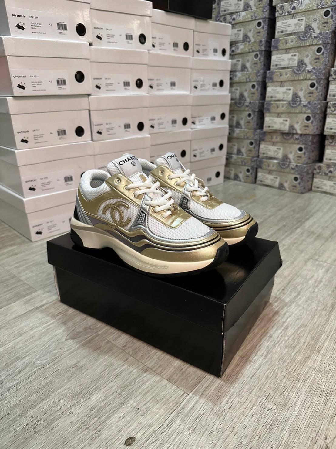 Chanel Sneakers 23s Fabric & Laminated White, Gold & Silver ออริสลับแท้ 1:1 ใช้งานต่างประเทศได้ รองเท้าผ้าใบชาแนล งานเกรดหนังเงาสวย ดีไซน์ใหม่ 2023 สวยหรูดูแพง
