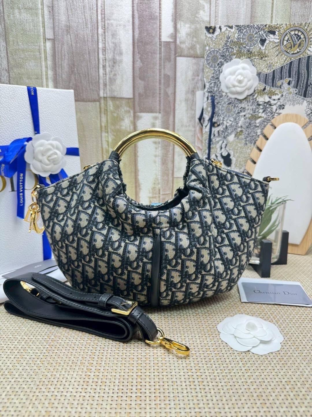 ORI หนังแท้ | DIOR Walk in Dior Purse Blue Oblique Jacquard / diorclutch กระเป๋าสะพายทรงคลัชสุดลัคชู หรูหราเกินเรื่อง ดีไซน์ใหม่มาแรงมาก! โดดเด่นด้วยหูจับทรงโค้งสีทอง ดูแพงสุดๆ