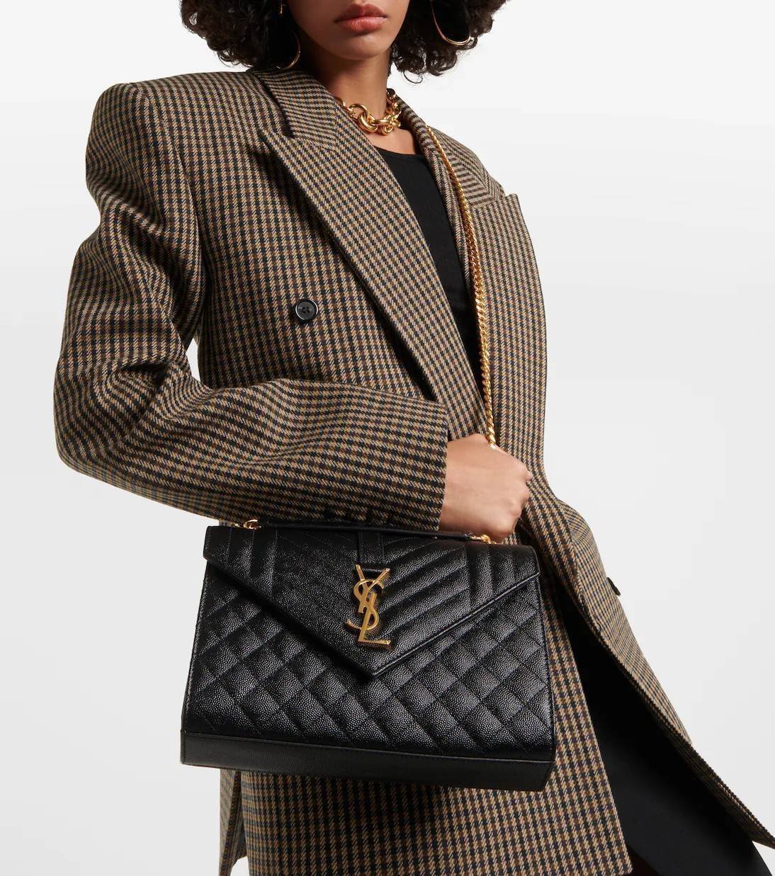 YSL envelope medium in matelassé leather shoulder bag กระเป๋าสะพายไหล่สุดฮอต โทนสีดำขับผิวสวยคลาสสิคตลอดกาล ทรงสวยดีไซน์เรียบหรู ดูติดแกลมสุดๆ โดดเด่นด้วยโลโก้ด้านหน้า เพิ่มดีเทลความผู้ดี