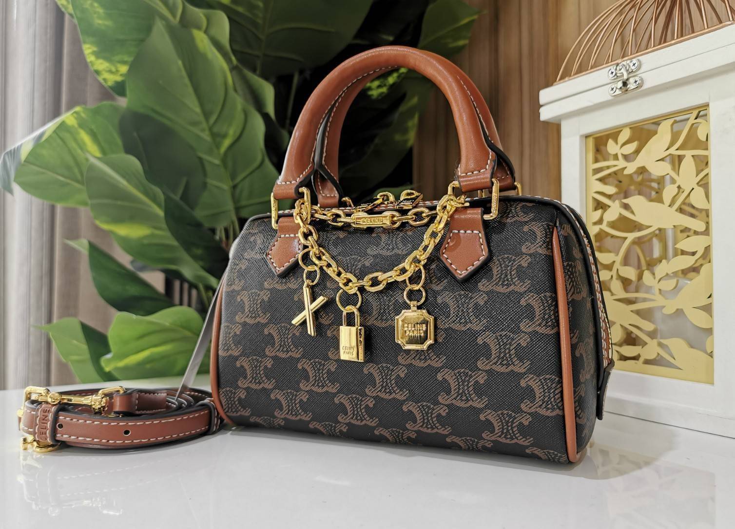 CELINE MINI BOSTON IN TRIOMPHE CANVAS / CELINE MINI CROSSBODY BAG VIP วัสดุแคนวาสหนังสวยอยู่ทรง ดีไซน์ยอดนิยมทรง Speedy ประดับสร้อย สายโซ่สีทองหรูเปิดปิดด้วยซิปคู่แบรนด์