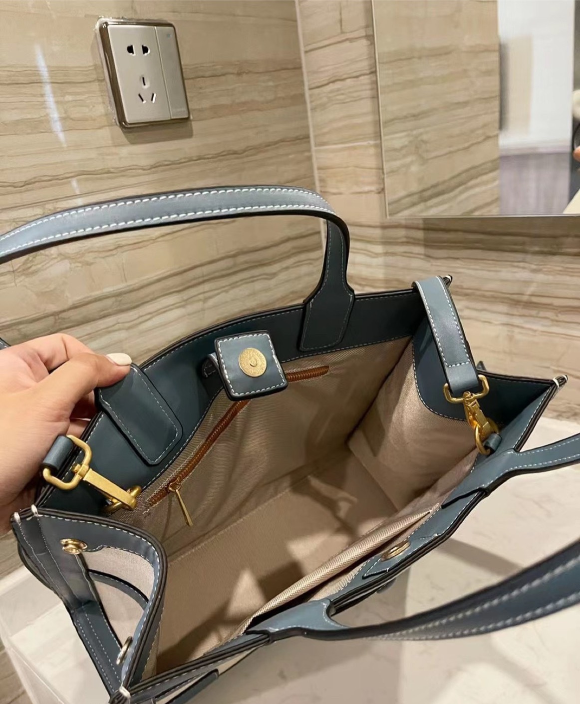 Tory burch ella canvas quadrant tote กระเป๋าสำหรับใช้ในวันที่มีกิจกรรมทางการ เช่น วันที่ไปเยี่ยมลูกค้าของบริษัทหรือประชุมสำคัญ อันดับแรกที่ควรคำนึงถึงเลยคือ "ความสุภาพของสีกระเป๋า" ในวันสำคัญเช่นนี้คุณควรเลือกกระเป๋าที่มีโทนสีเรียบง่ายสีสันไม่ฉู