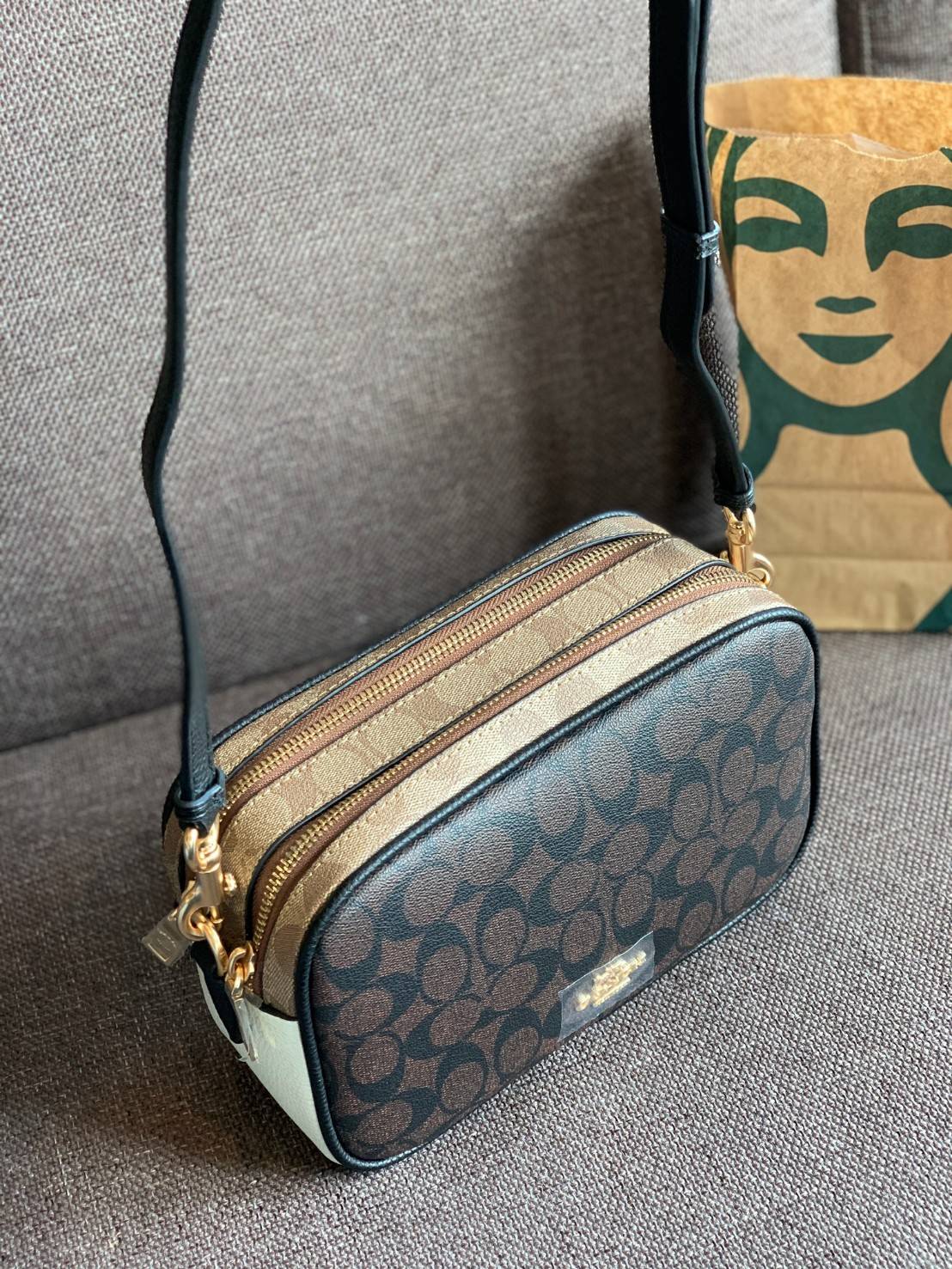 ใครที่รออยู่ห้ามพลาดเลยจร้าา! COACH JES CROSSBODY IN BLOCKED SIGNATURE CANVAS ((1767)) พร้อมส่งอีกครั้ง สินค้าขายดี กระเป๋าสะพายครอสบอดี้ร์หรือสะพายข้างได้ หนังแท้อย่างดีค่ะ 🔺สีหนังของรุ่นนี้ผสมกันได้ลงตัวดูดีมากๆทีเดียวค่ะ กระเป๋าแบบ2ช่องซิป ภายใ