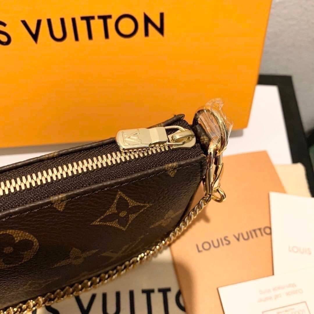 VIP GIFT 】LOUIS VUITTON MINI POCHETTE ACCESSOIRES BAG Based on Monogram Canvas, the Mini Pochette Accessoires is a stylish, stylish bag. A tight zip protects your belongings in a spacious compartment. At the same time, chains and hooks can be used for lar