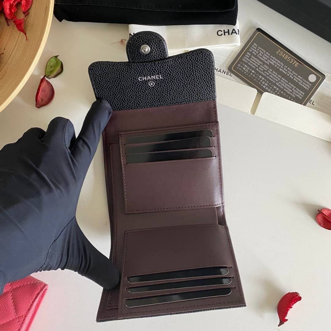 หนังแท้ Chanel Classic small wallet caviar 3 พับ พร้อมส่งที่ไทย รุ่นยอดนิยมไอเท็มฮิตวัสดุหนังแท้คาเวียร์สวยคลาสสิคเปิดปิดด้วยฝาปิดกระดุมด้านหน้ามีโลโก้แบรนด์อะไหล่ทองสวยหรูดูดี ตัวจริงสวยน่าใช้ Chanel mini นาทีนี้กำลัง in สุดๆ ภาพสินค้าถ่ายจากงานขายจริง ใ