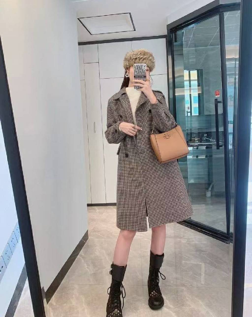 คอลเลคชั่นขายดี มากี่รอบๆ ก็หมดไวทุกรอบ!! TORY BURCH MCGRAW MINI BUCKET BAG กระเป๋าสะพาย และ ถือ คล้องแขน ทรงถัง สะพายได้ 2 ทรง ผลิตจากหนังแท้ หนังลูกวัว หนังนุ่ม หนังหอม น้ำหนักเบามากกก!! หนังลื่น นิ่มสวยมากๆ!! ด้านหน้าประดับโลโก้แบรนด์ ภายในโล่งกว้าง มี