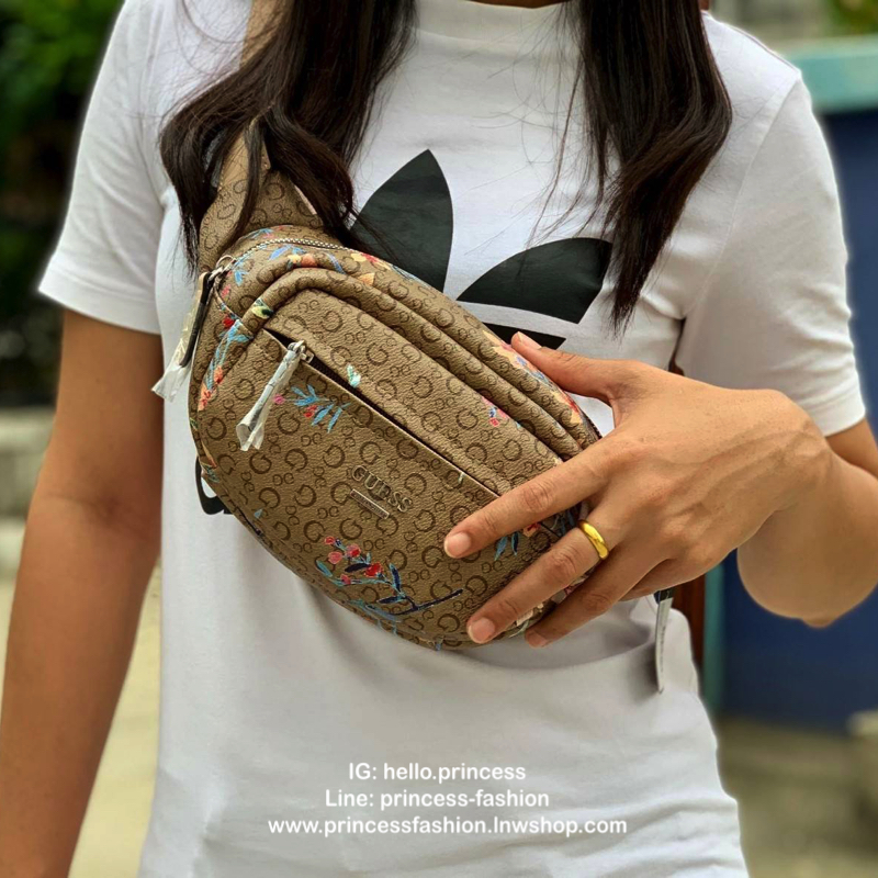 GUESS G LOGO FANNY PACK BELT BAG พร้อมส่ง รุ่นแนะนำเลยค๊าา❤️ กระเป๋าคาดเอว//คาดอก ได้ วัสดุ pvc อย่างดี หนังนิ่มดีมากค่ะ ตัวกระเป๋าออกแบบลาย G ทั้งใบ ผสมลาย multi floral เข้ามาได้สวยงามน่าใช้มากๆค่ะ ด้านหน้ามีโลโก้แบรนด์ และช่องซิปเล็กสำหรับใส่ของจ