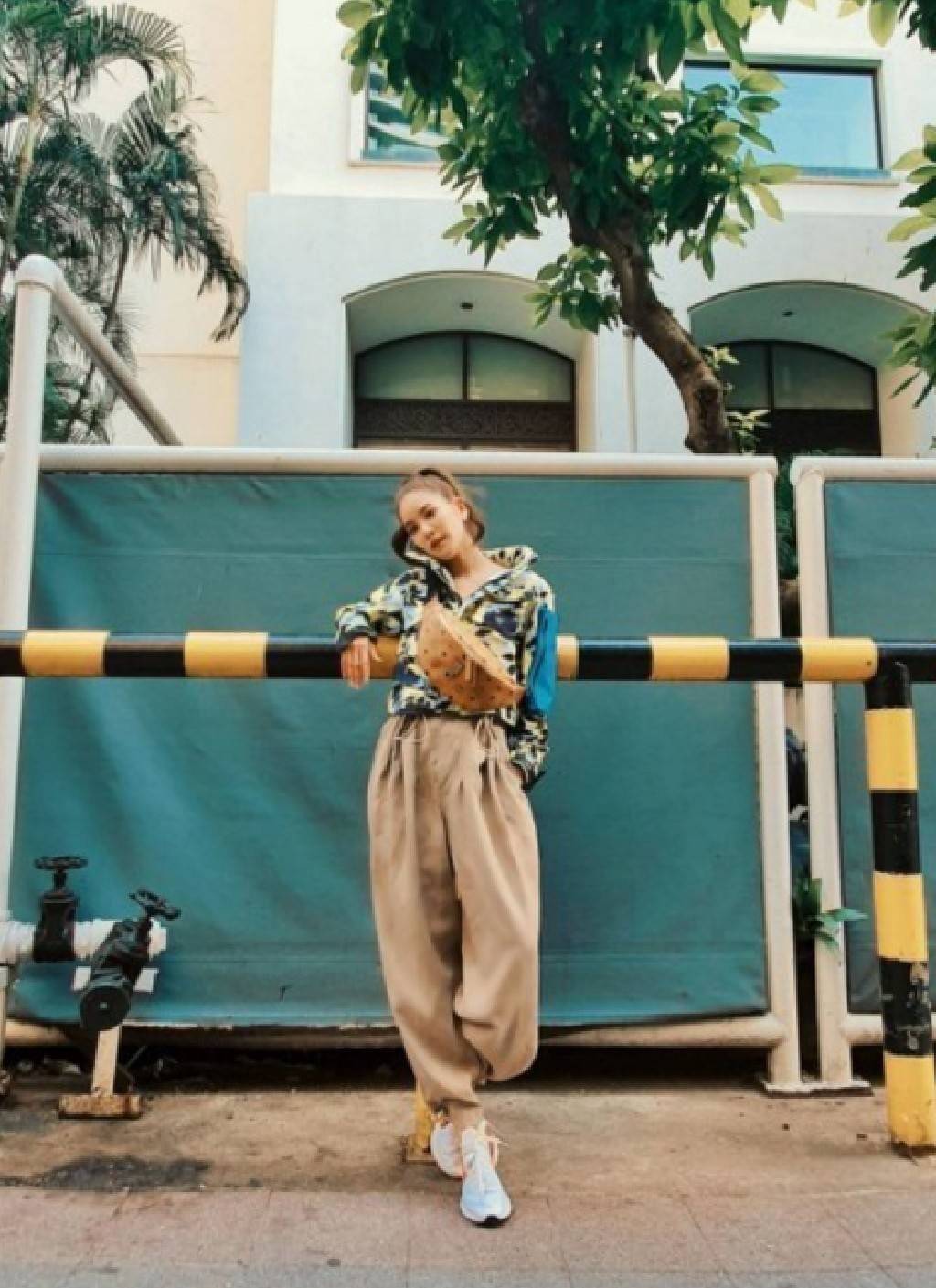 M.C.M FURSTEN BELT BAG IN VISETOS กระเป๋าคาดอกยอดฮิต หนุ่มๆสาวๆใช้ได้ไม่มีเบื่อ รุ่นขายดี ลายวิเซโต้เอกลักษณ์ ทั้งสปอร์ตและดูหรูในตัว ใช้งานง่าย ได้ทุกลุค วัสดุหนังแคนวาสคุณภาพดี มีช่องซิปหลัก และซิปด้านหลังกระเป๋า ภายในเป็นช่องโล่งบุผ้าซับอย่างดี รุ่น un