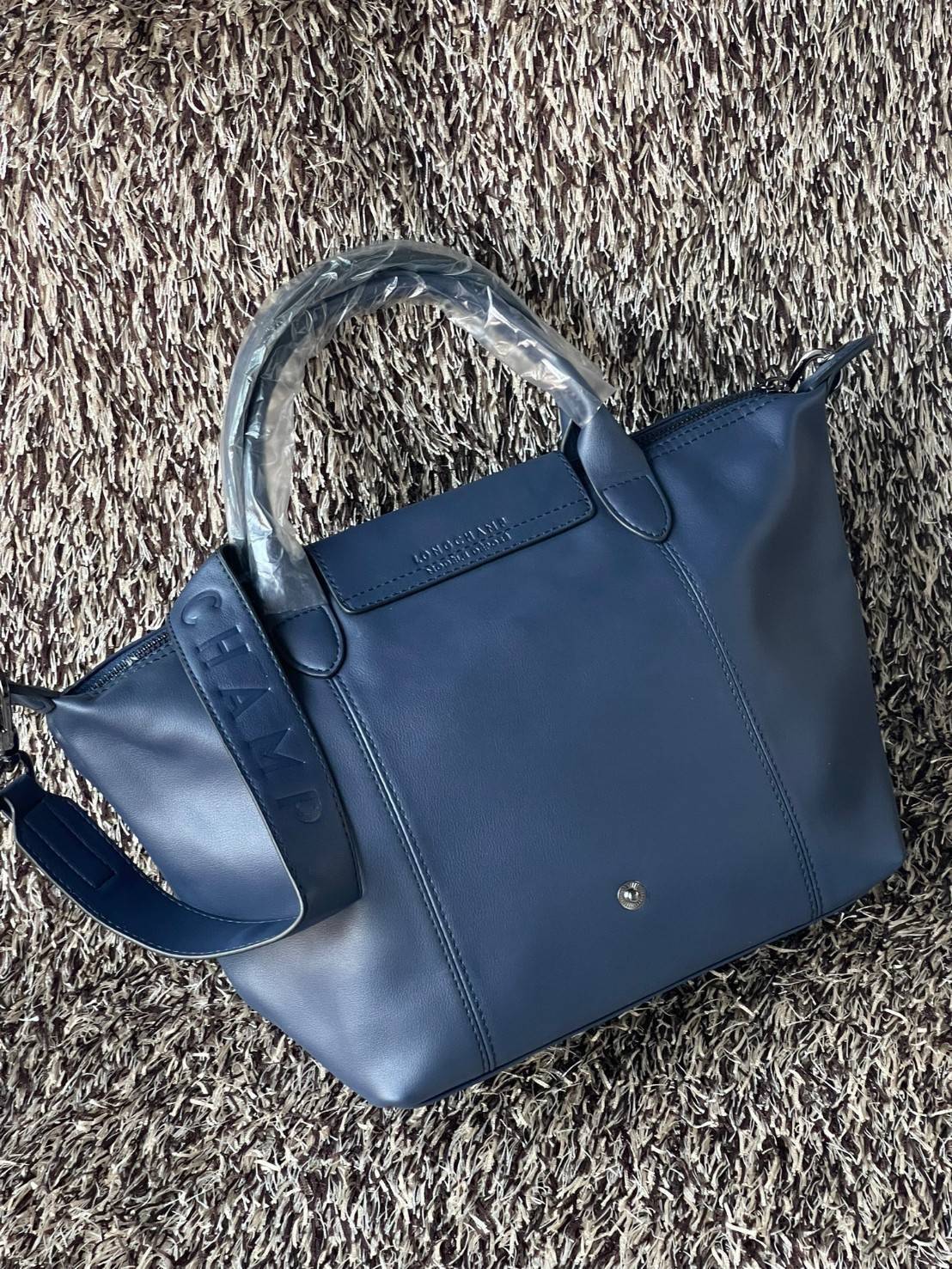 Longchamp Le Pliage Cuir Top handle bag S เรียกว่าเป็นกระเป๋าอีกหนึ่งรุ่นที่ไม่ว่ายังไงก็ฮอตฮิตและติดเทรนด์ตลอดไม่เคยเปลี่ยนกับ ทรง Le Pliage Cuir หนึ่งในตระกูลกระเป๋าสุดไอคอนิกจากแบรนด์
