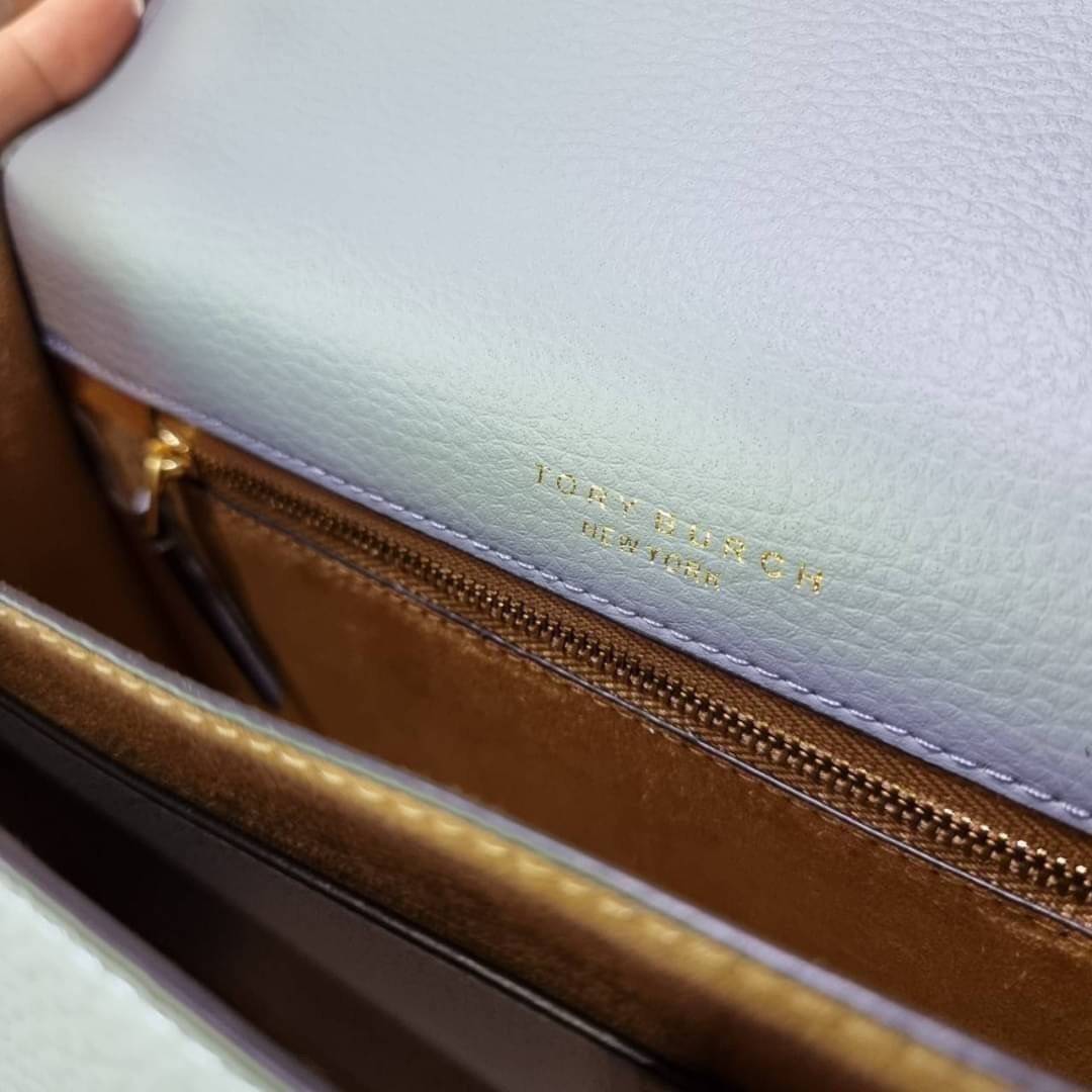 TORY BURCH MILLER SHOULDER BAG รุ่นยอดนิยม รุ่นหายาก รุ่นที่สาวๆตามหา ใบนี้เลย!! สวยหรู ผู้ดีทุกสี กระเป๋าสะพายไหล่ ดีไซน์อยู่ทรง คลาสสิคแฝงความหรูด้วยโลโก้สีทองอร่ามโดดเด่น วัสดุหนัง pepble สลับหนังวัวแท้ เปิด-ปิดด้วยกระดุมแม่เหล็ก ภายในโล่งกว้างมาก แบ่ง