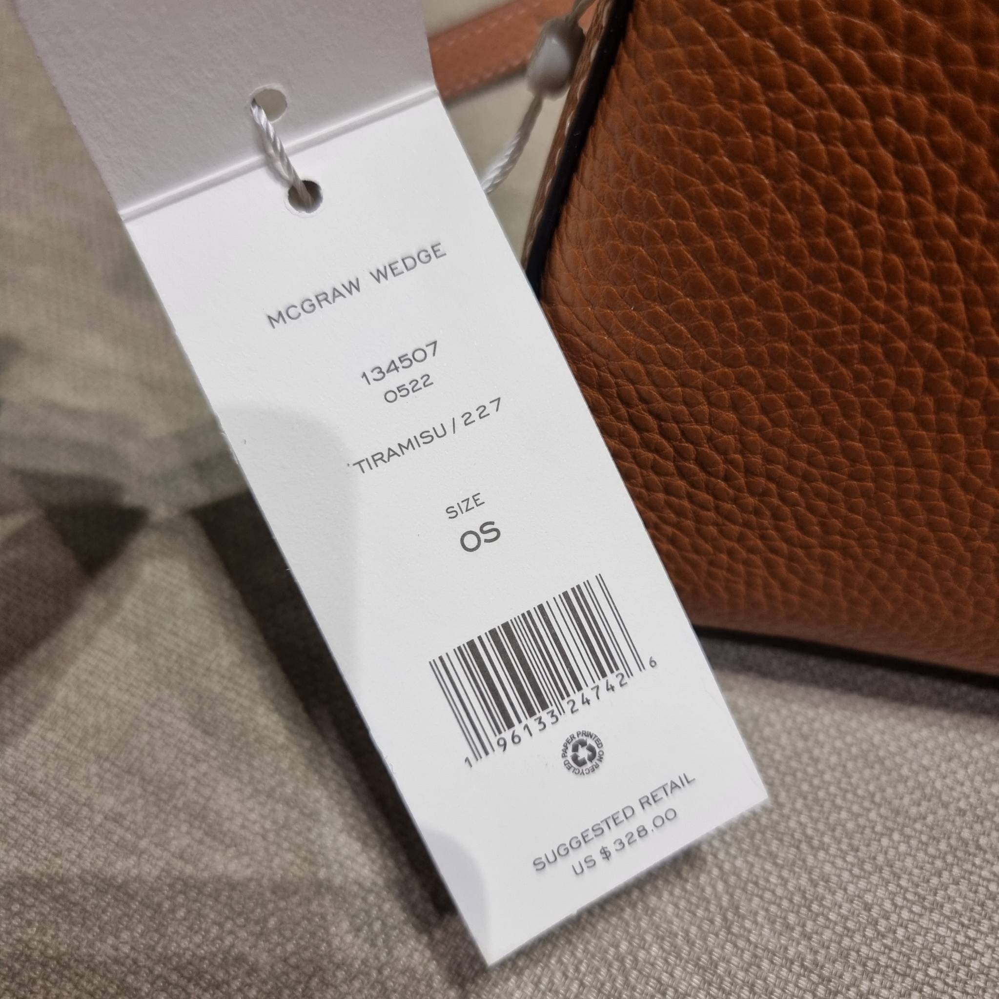 TORY BURCH MCGRAW WEDGE กระเป๋าสะพายไหล่ ทรงสวยไม่ซ้ำ ไม่เกร่อ!! สะดวกใช้งาน ดีไซน์เรียบแต่แฝงความหรู และคลาสสิคในตัว วัสดุหนังลูกวัว สัมผัสดี สวยคม เปิด-ปิดด้วยซิป ภายในเป็นช่องโล่ง มีช่องย่อยเก็บบัตร มาพร้อมสายสะพายในตัว ปรับได้อีกเล็กน้อย ไอเท็มนี้เหมา