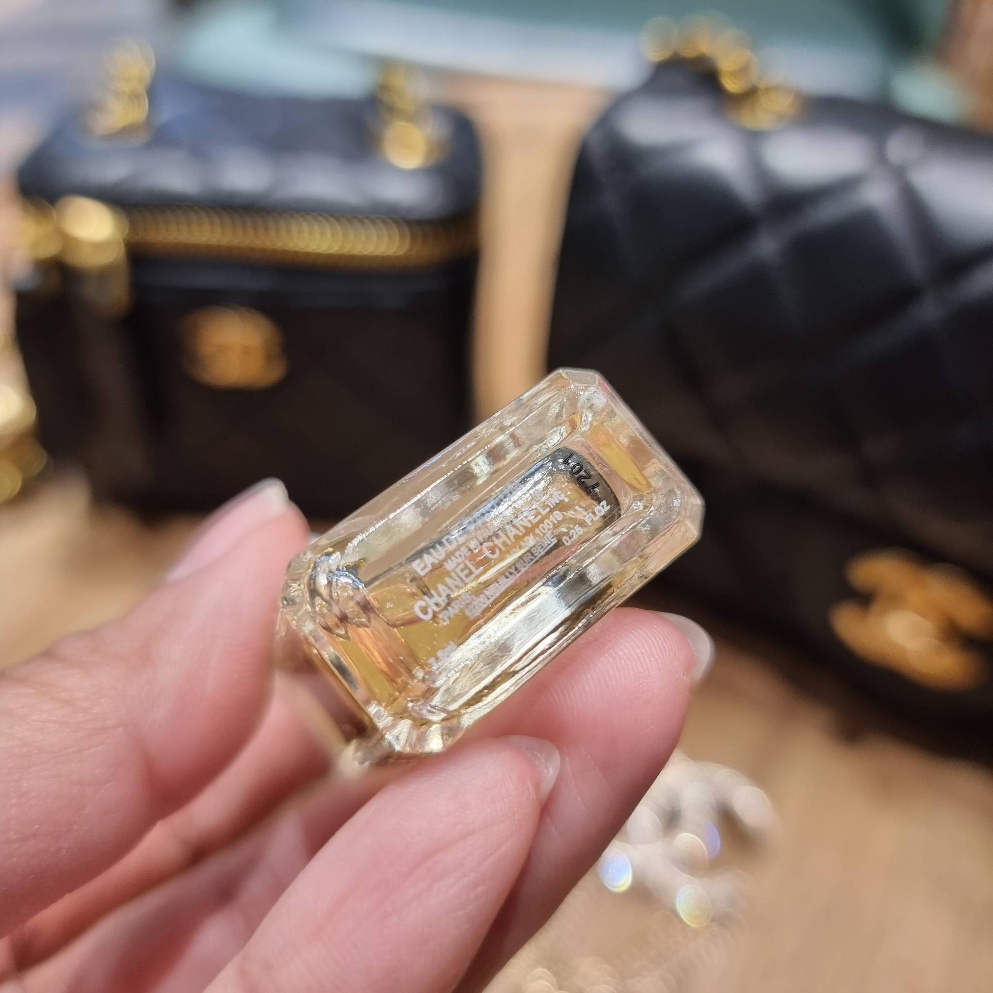 VIP 🥂 เซ็ทคือที่สุดของความคุ้ม CHANEL GIFT BOX SET สุดหรูชวนให้สะสม สุดยอดไอเท็มหายากพร้อมเสิร์ฟครบชุด สุดคุ้ม มาพร้อมกระเป๋าสะพายถึง 2 ใบ สุดหรูลิมิเต็ด จับคู่รุ่นยอดฮิต และที่พิเศษยังมีน้ำหอมตัวท็อปมาให้อีก chanel no.5 ที่แสนจะเย้ายวน ในขนาด 7.5