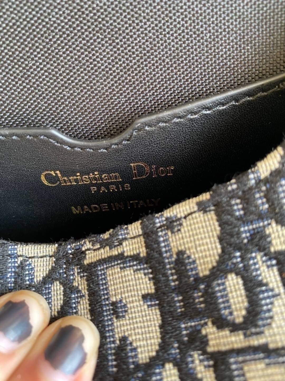 VIP GIFT CHRISTIAN DIOR MEDIUM DIOR BOBBY BAG เรียบหรู ดูดี ก็ต้องไอเท็มนี้ไม่อยากให้พลาด!! สะพายหนังสุดคลาสสิก สวยหรูดูแพงมากๆ สวยเลิศ ใบจริงน่าใช้เกินเบอร์มากจริงๆ งานเลิศๆในราคาสุดคุ้มสาวๆ must have จ้า!! ภาพถ่ายจากสินค้าจริง! สวยมาก พร้อมส่งที่ไทยราคา