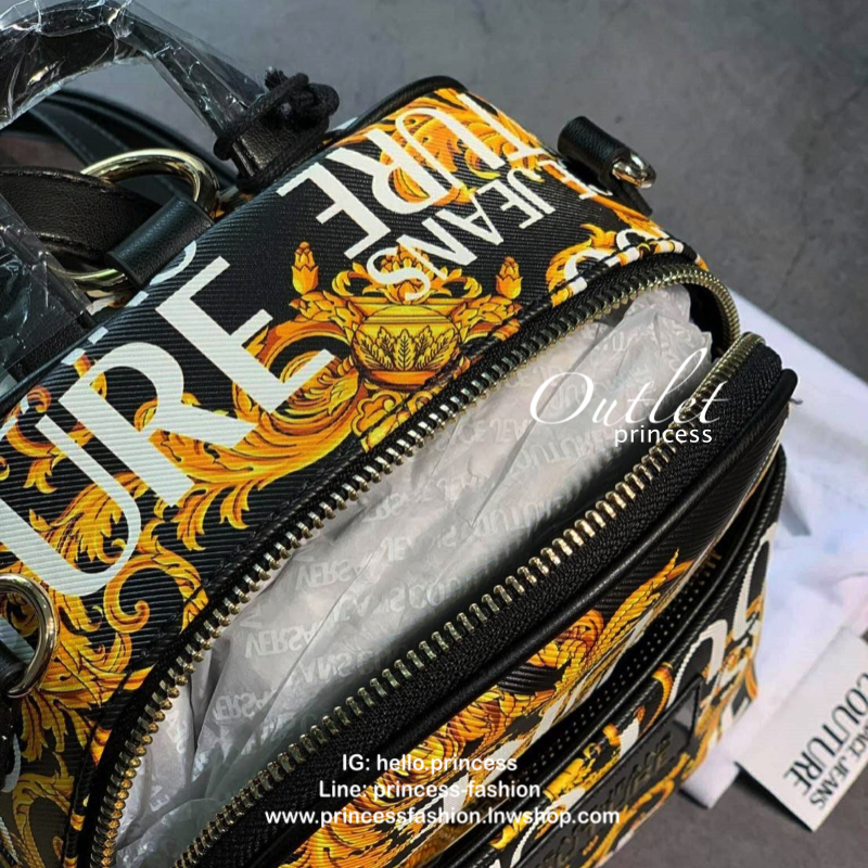 VERSACE JEANS MINI BACKPACK กระเป๋าสะพายเป้จากแบรนด์ดัง วัสดุ Saffiano PVC คุณภาพดี นิ่ม ด้านหน้าประดับด้วยโลโก้แบรนด์สวยโดดเด่น เปิดปิดกระเป๋าด้วยซิปสะดวกใช้ ด้านในโล่งกว้างมีช่องซิปและช่องเล็กสำหรับใส่ของ ด้านหน้ามีช่องซิปอีกหนึ่งช่องใช้งาน รุ่นนี้สามาร