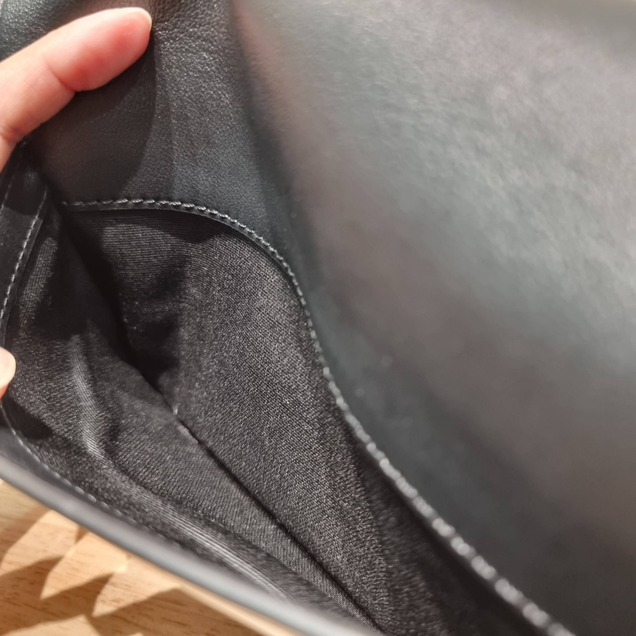 MARC JACOBS THE J MARC SHOULDER BAG คอลเลคชั่นใหม่ล่าสุด สวยฟาดกว่าใคร ใบไหนๆก็ต้องหลีก กับกระเป๋าสะพายไหล่สุดหรู รูปทรงใช้งานง่าย ดีไซน์เรียบ แต่แฝงไปด้วยความผู้ดี ดูแพง