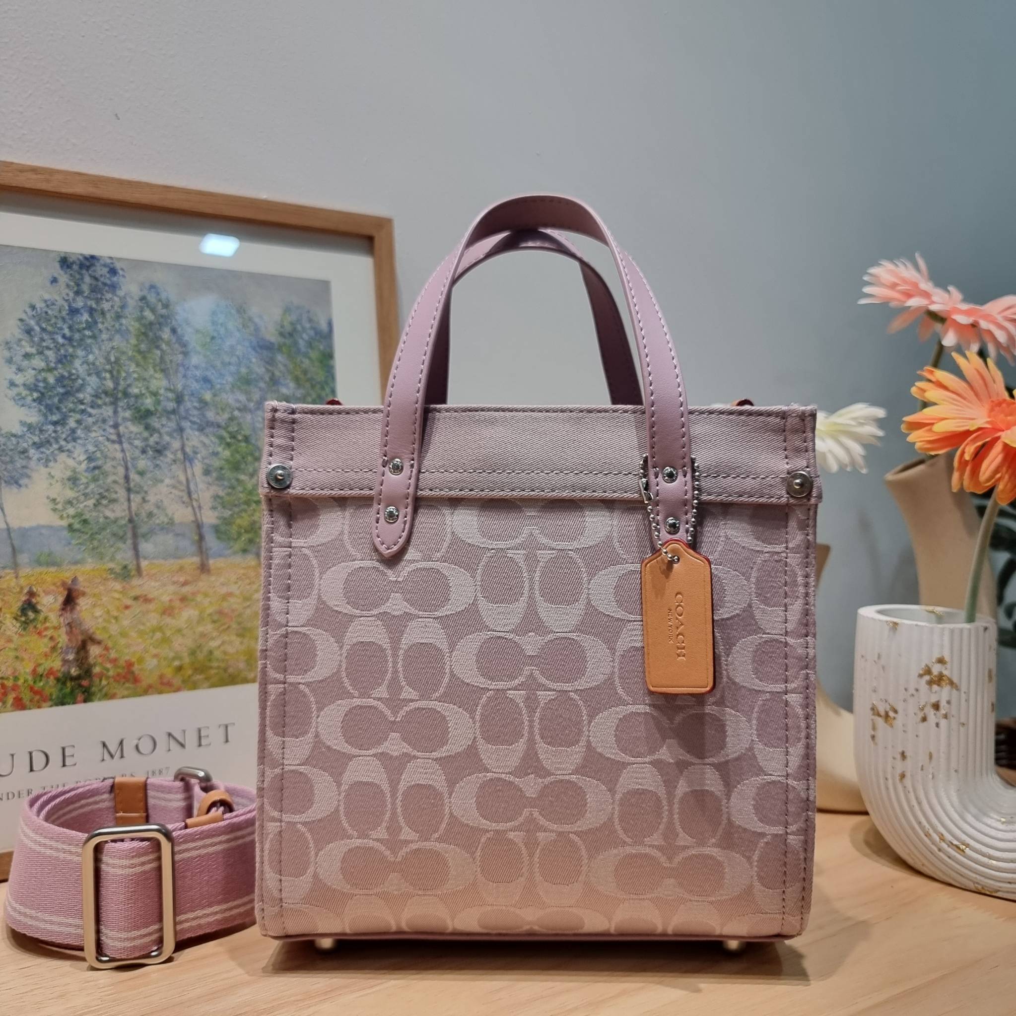 COACH FIELD TOTE 22 IN SIGNATURE DENIM / CJ853 คอลเลคชั่นใหม่ พร้อมสีใหม่ยังไม่เข้าไทย ให้ทุกคนได้มีสวยก่อนใครไปเลย!! กับกระเป๋าทรงโท้ท ไซส์กำลังสวย