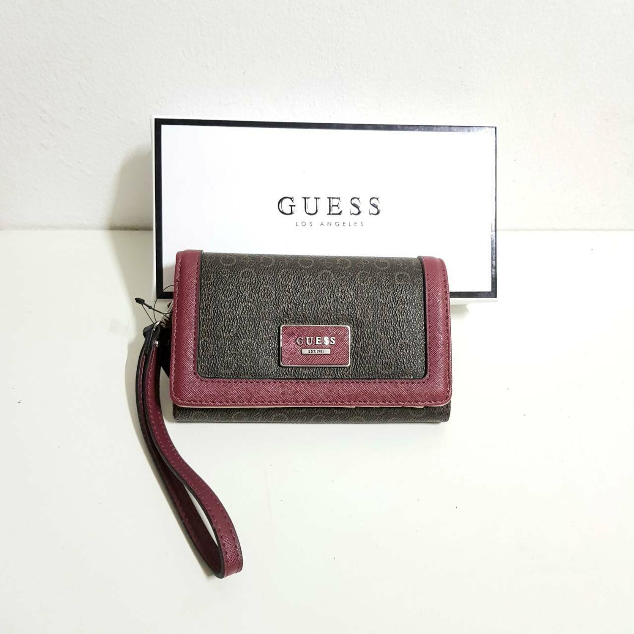 Guess leather wallet กระเป๋าสตางค์ใบกลาง ด้านหน้าแต่งโลโก้แบรนด์โลหะสวยหรู แต่งสีตัดหนังลายสวย ภายในมีช่องใส่ธนบัตร เหรียญ บัตรต่างๆ ด้านหลังมีช่องซิป ปิดเปิดใช้งานสะดวก ถือถนัดมือ มีสายคล้องมือ สามารถถอดออกได้ ขนาดกำลังพอเหมาะ ดีไซร์สวยงาม รุ่นแนะนำ มาให