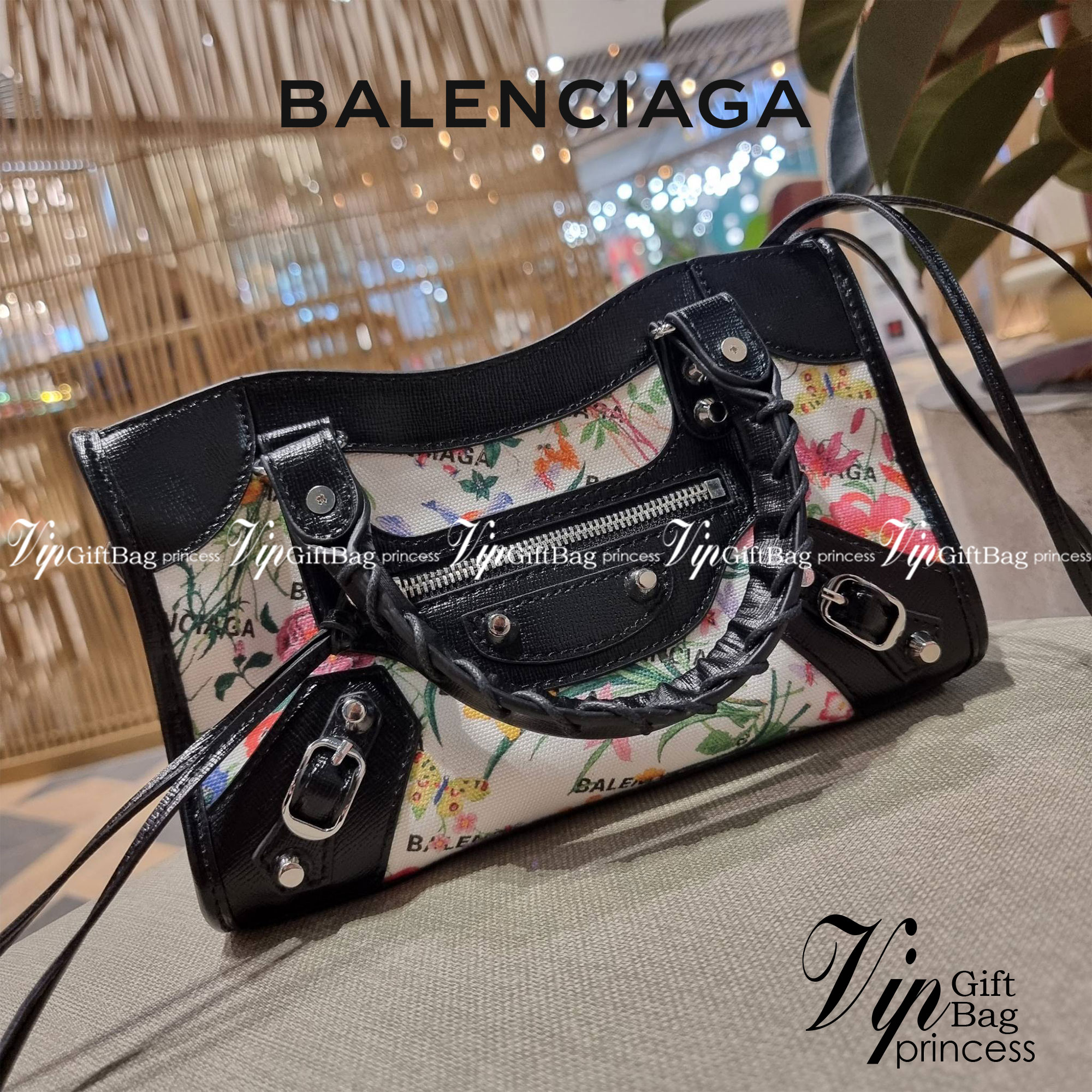 ไซส์ใหม่ กับรุ่นคอลแลบอีกหนึ่ง ที่ฮอตติดลมไม่เลิก!! Gucci×Balenciaga neo floral small bag กระเป๋าถือ/สะพายข้างที่โดดเด่นในสไตล์ที่ไม่ซ้ำ ไม่เกร่อ ดีไซน์มีกิมมิคและลูกเล่นแพรวพราว ทั้งหนังรูดซิป ทั้งหูจับ ทั้งความตกแต่ง มีดีเทลอัพราคาไปหมด วัสดุผ้าแคนวาสตั
