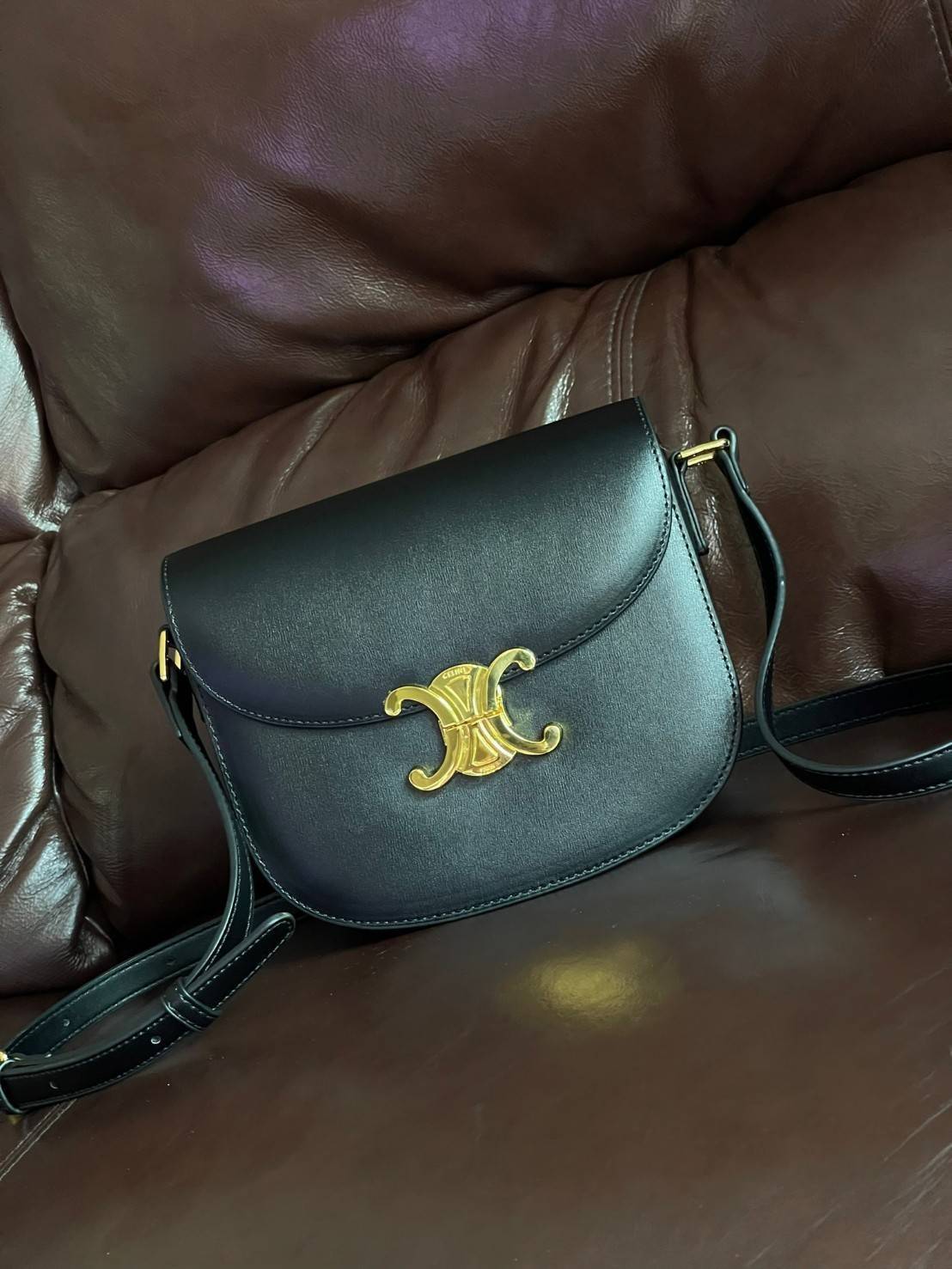 VIP 🥂 CELINE TEEN BESACE TRIOMPHE IN SHINY กระเป๋าสะพายคาดลำตัวรุ่นนี้นับว่าเป็นกระเป๋าอีกหนึ่งรุ่นในซีรีส์ Triomphe ที่ได้รับความนิยมอย่างมาก ด้วยรูปร่างทรงโค้งมนมีความคลาสสิกตามแบบฉบับของ Celine เพิ่มความหรูหราและโดดเด่นด้วยการตกแต่งด้วยโลโก้โลห