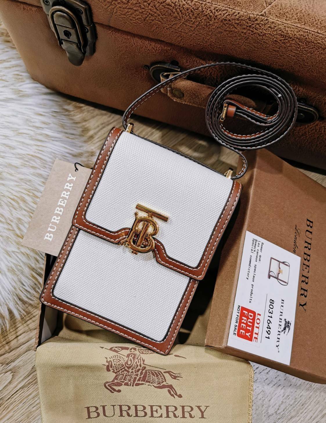 พรีเมี่ยมกิ๊ฟแท้ 100% 】BURBERRY FRAGRANCES CROSSBODY BAG VIP GIFT WITH PURCHASE (GWP) กระเป๋าสะพายพรีเมี่ยมกิ๊ฟ Limited Edition จากน้ำหอม BURBERRY วัสดุ Canvas Cotton & Leather ทรงเหลี่ยมแนวตั้งดีไซน์สวยหรูอยู่ทรงมีโลโก้แบรนด์ด้านหน้า