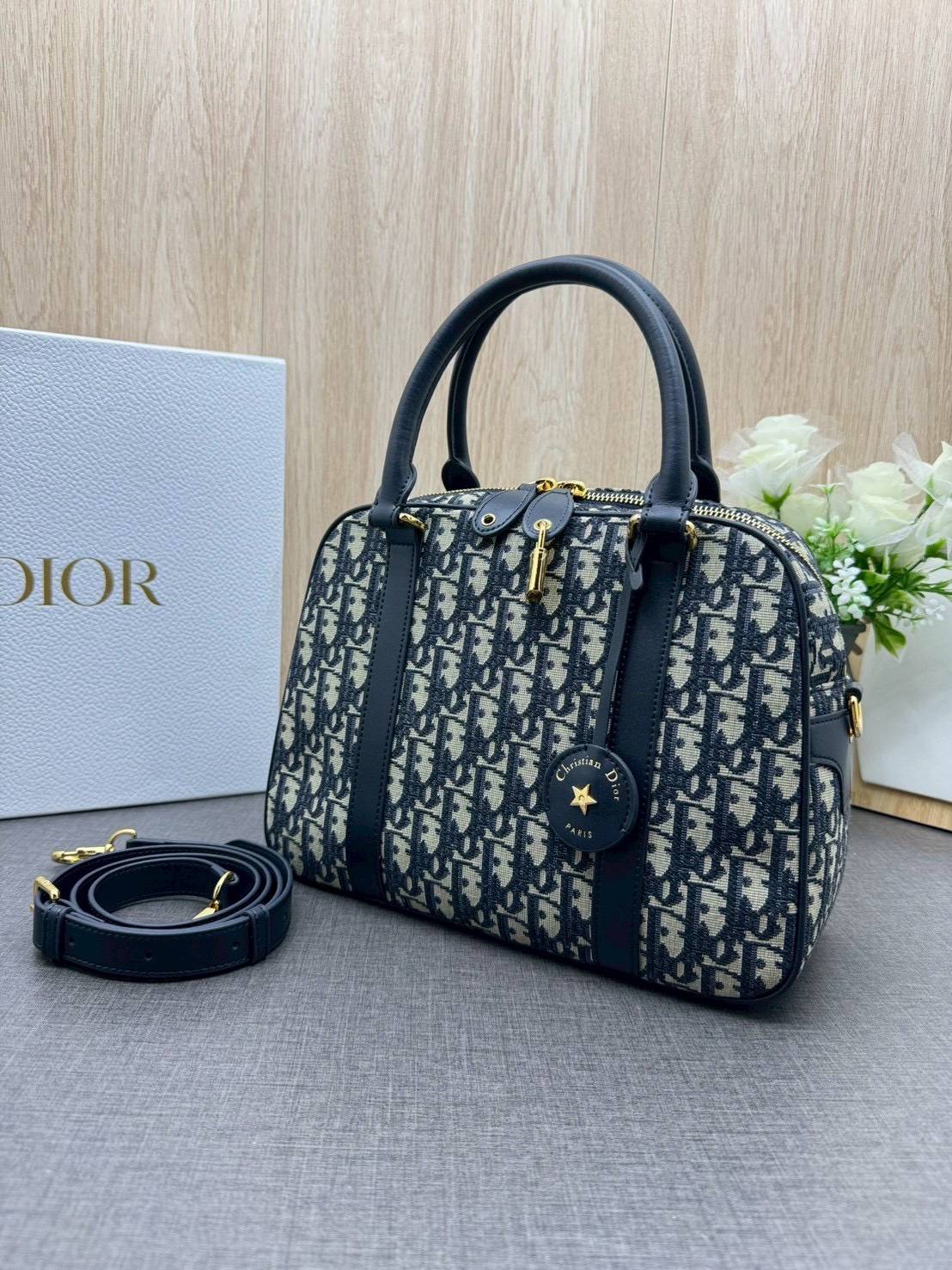 ORI หนังแท้ | DIOR Large D-Vibe Bowling Bag กระเป๋าทรงหมอนดีไซน์โบว์ลิ่งใบใหญ่ ทันสมัยใช้งานง่ายจุของได้เยอะ สวยสง่างามเป็นเอกลักษณ์