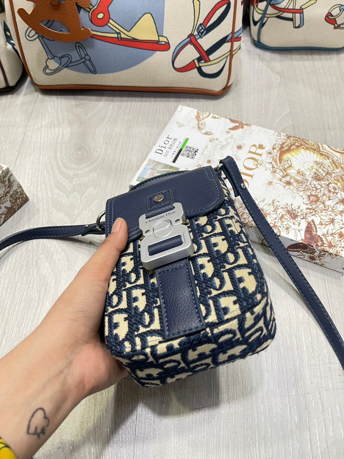 DIOR Phone Bag / DIOR Saddle Vertical Pouch With Strap Oblique Jacquard กระเป๋าสะพายใส่โทรศัพท์แฝงความหรูตามเอกลักษณ์แบรนด์ ได้ใจหนุ่มๆไปเลยใบนี้!! หลงรักตั้งแต่แรกเห็นมีอยู่จริง!! สะพายข้างคูลๆ พกพาไปไหนๆได้สะดวก คล่องตัวกว่าเดิม