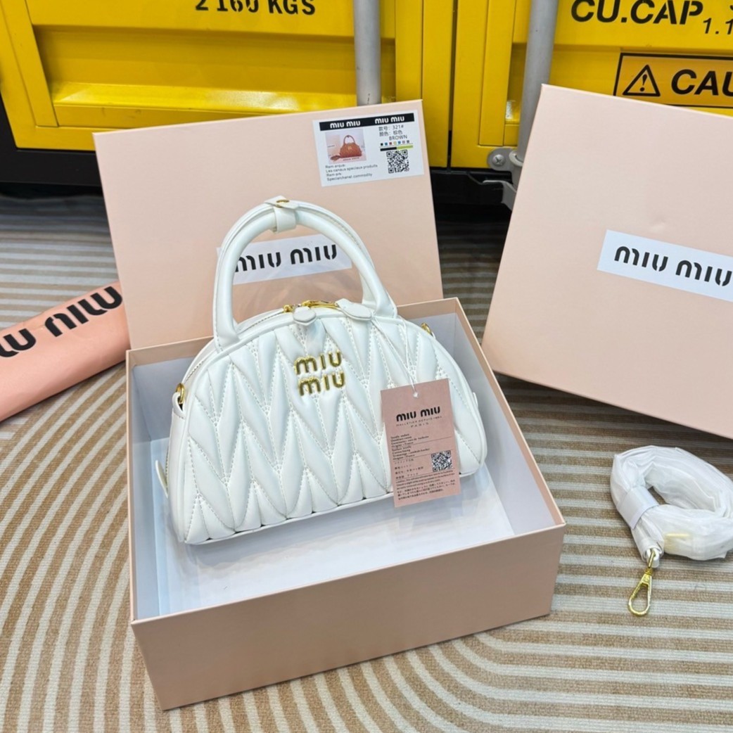 MIU MIU Dumplings leather bag กระเป๋าถือ/สะพายสุดชิค ดีไซน์เพิ่มดีเทล ด้วยการเดินด้ายเป็นเอกลักษณ์ สวยดูแพง ดีไซน์เรียบแต่มากมีอยู่จริง สวยดูแพง แมทชุดได้ง่ายสุด มินิมอลมินิใจ หูจับในตัวง่ายและสะดวกพกพา