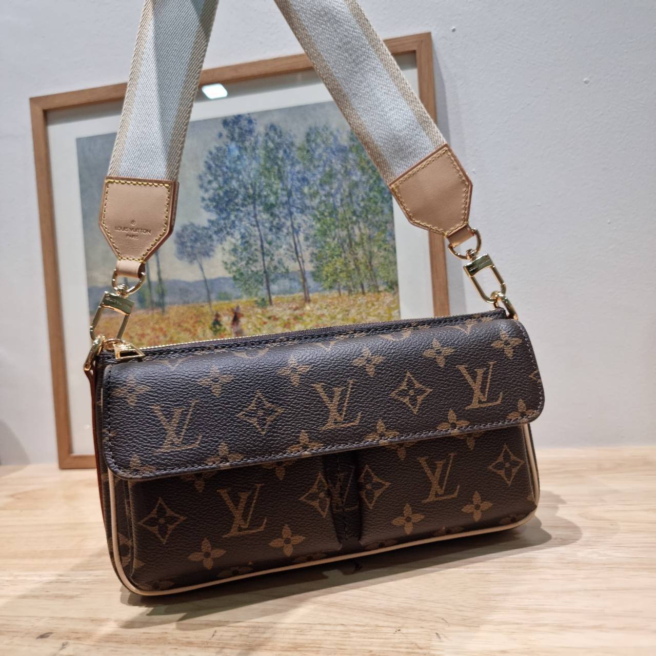 LV vivacite bag กระเป๋าสะพายมัลติ สายหนังครอสบอดี้ ปรับได้ตามต้องการ