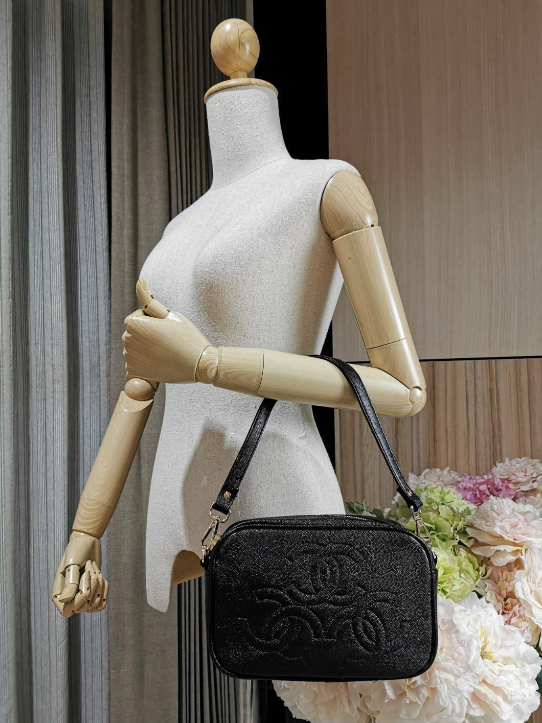 CHANEL Caviar Handbag Crossbody bag / Chanel Shoulder Bag With 2Straps กระเป๋าสะพาย หนังลายคาเวียร์ทั้งใบด้านหน้ามีโลโก้แบรนด์