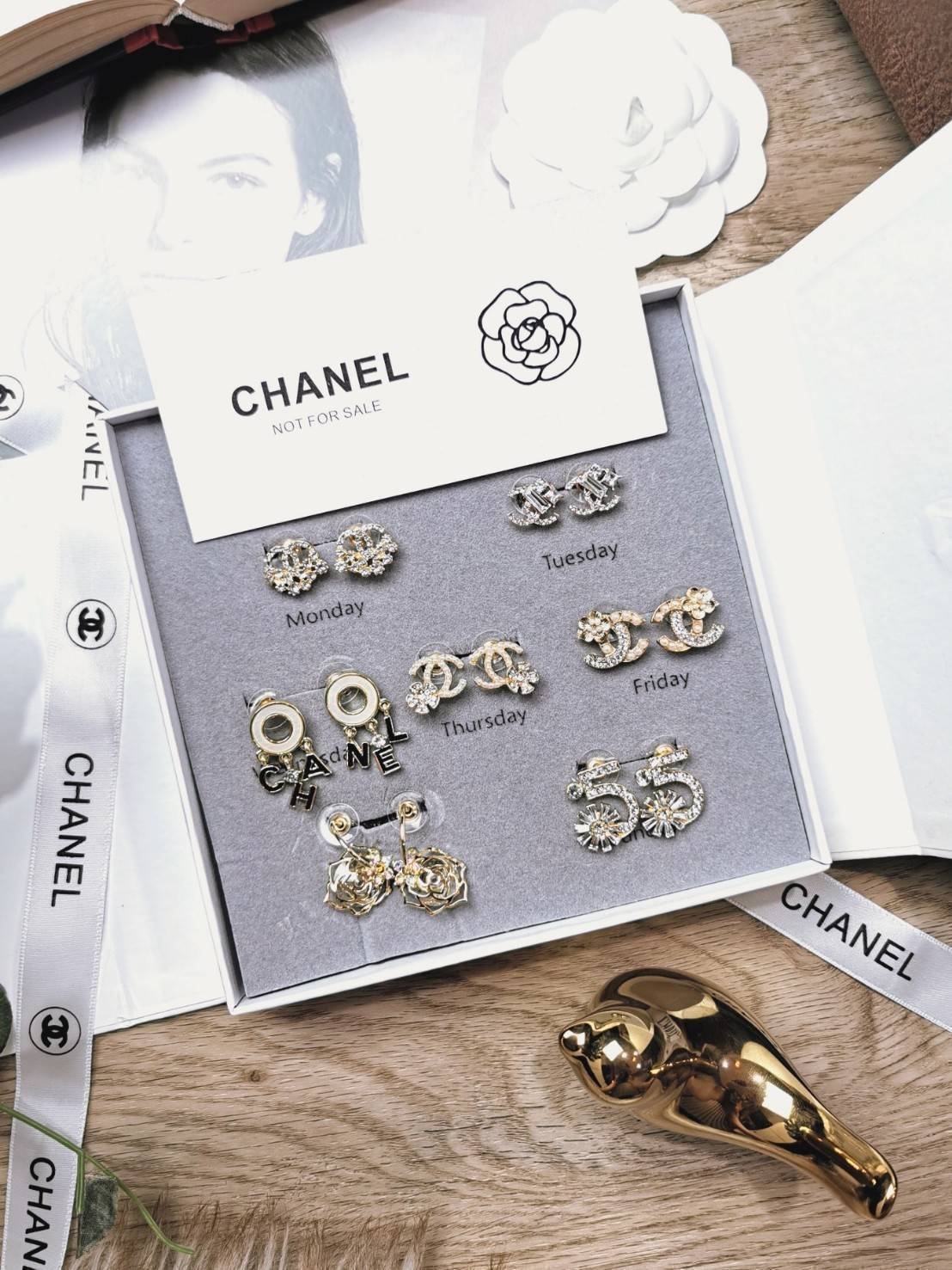 แพ็คสุดคุ้ม! CHANEL 7Days EARRING VIP ชุดกิ๊ฟเซทสุดเลอค่า ไอเท็มหายากชวนสะสมมาเป็นชุดให้ถึง7แบบ7สไตล์สลับใช้ ดีไซน์สวยเลอค่าสุดคลาสสิค จองด่วนไอเท็มแบบนี้นานๆจะหลุดมาให้ช้อป จะซื้อใช้เองหรือมอบเป็นของขวัญก็เลิศหรูดูดีมาใน Original Package มีกล่อง ริบบิ้น 