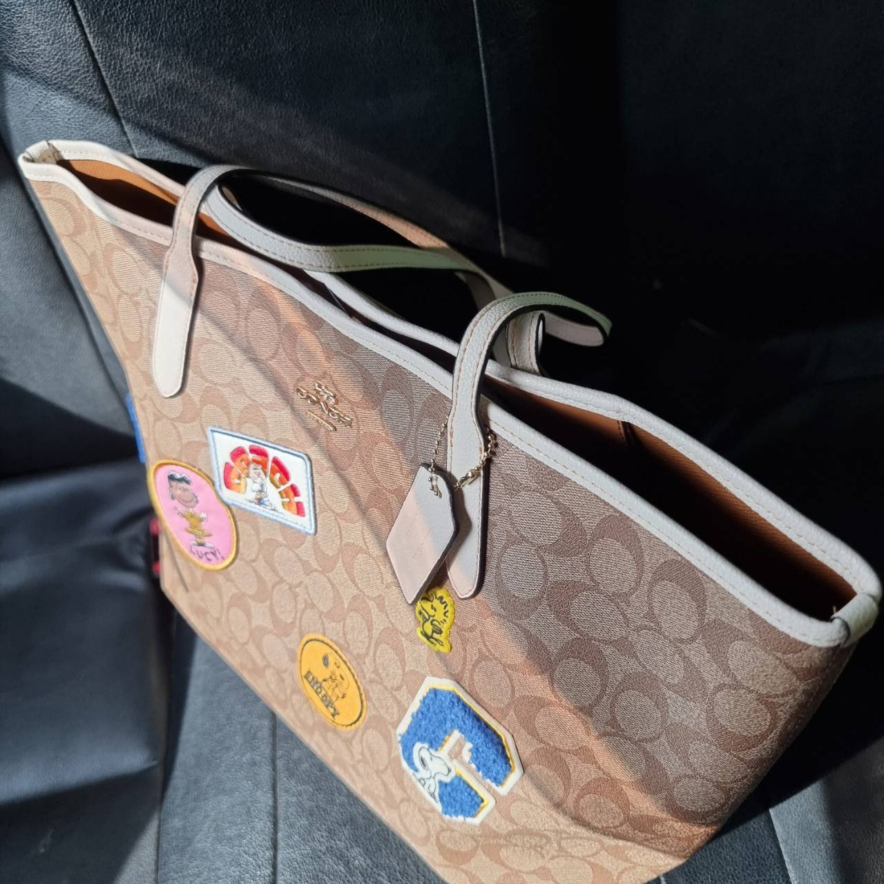 COACH C4292 COACHxPEANUTS CITY TOTE IN SIGNATURE CANVAS WITH VARSITY PATCHES กระเป๋าทรงโท้ทใบใหญ่ กับคอลเลคชั่นคอลแลบใหม่ล่าสุด น่ารักด้วยเหล่าผองเพื่อนสนู้ปพี สวยโดดเด่นมากๆ ใบนี้ใส่ของได้ของครบครัน จุได้แบบไม่ต้องกลัวเต็ม!! วัสดุหนังแคนวาสคุณภาพดี ปากกร