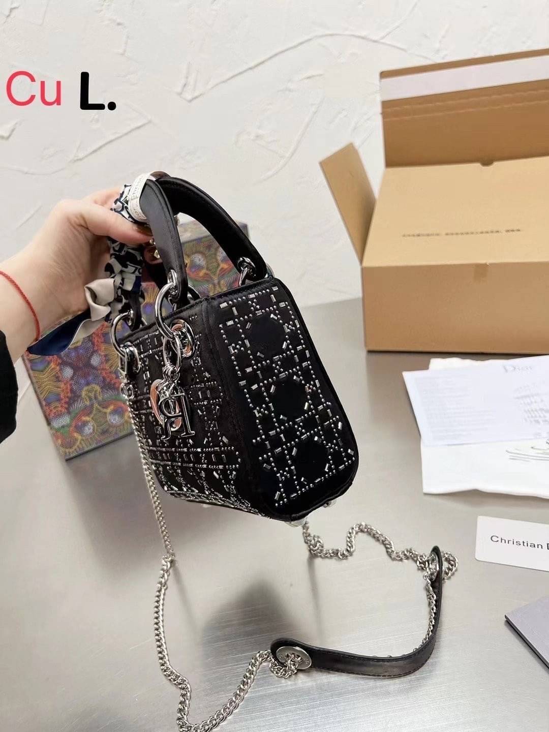 DIOR Lady Diamond Rhombus Handbag / Mini Lady Dior Bag Black Strass Cannage Satin กระเป๋าสะพายข้างตกแต่งหมุดเต็มใบ ไม่มีคือพลาด หรูจริงอะไรจัง ทรงกล่องคลาสสิค มีหูจับในตัวและสายครอสบอดี้สุดเลิศ แต่งเติมดีเทลอัพราคาไปอีก