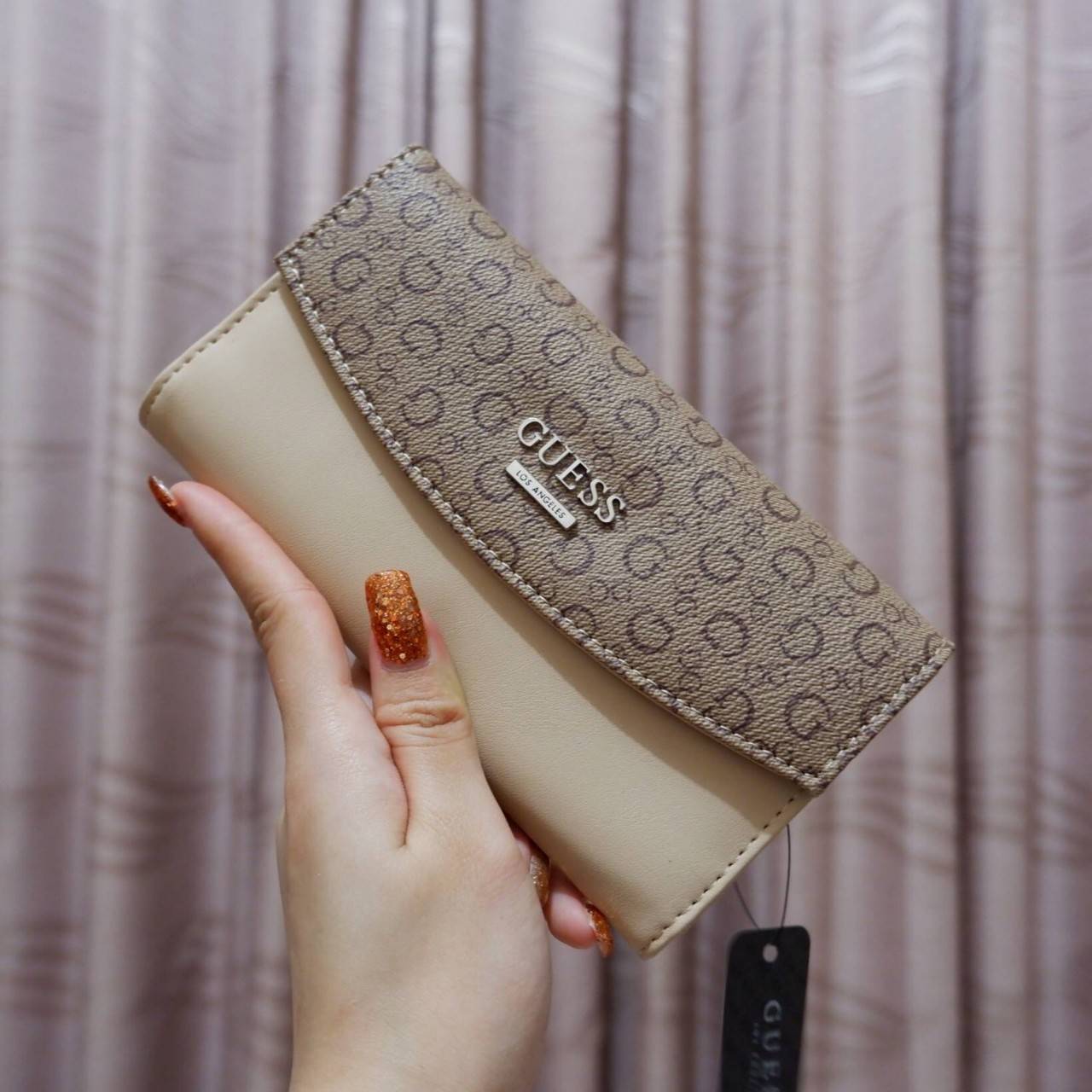 GUESS FACTORY WOMEN'S WALLET กระเป๋าสตางค์ใบยาว3พับดีไซน์สวยรุ่นใหม่ล่าสุดวัสดุหนังนิ่ม ปั๊มลายคมชัด ด้านหน้าประดับโลโก้แบรนด์สวย เปิดปิดด้วยฝาบนเปิด/ปิด ภายในมีทั้งช่องใส่รูป ช่องใส่ธนบัตร แบงก์พัน และช่องใส่บัตรหลายช่องแยกเป็นสัดส่วน ภาพถ่ายจากสินค