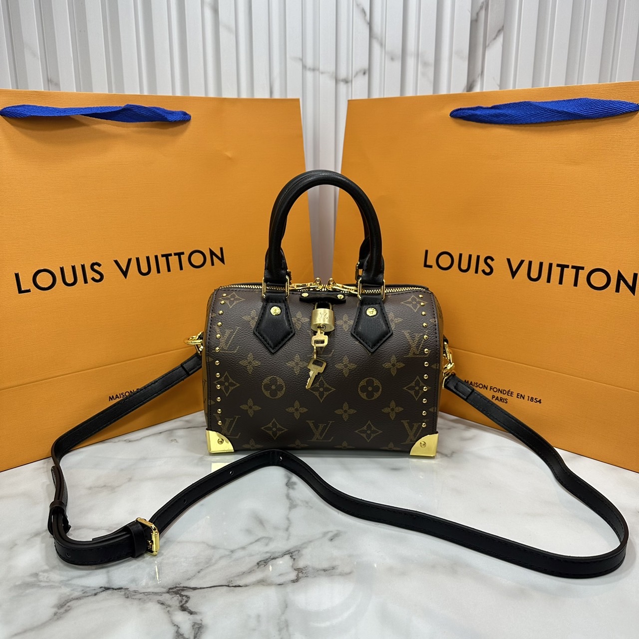 LV Petite Malle Souple Bag / LV Speedy Monogram Bag กระเป๋าสะพายทรงสปีดี้คลาสสิค สวยหรูจากดีเทลเก็บมุมด้วยหมุด เกรดออริ เทียบแท้ 1:1 ใช้งานต่างประเทศได้