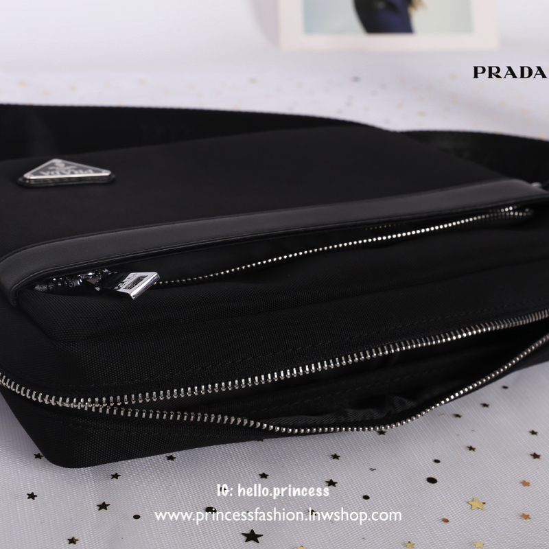 Prada messenger bag สินค้า Premium gift messenger bag วัสดุ nylon เนื้อหนาอย่างดี อะไหล่เงิน สวย ดูดี สไตล์ Prada เลยค่ะ สายยาวสามารถปรับได้ (ถอดไม่ได้) ตัวสายพิมพ์ลายแบรนด์ เรียบหรูมาก จะสะพายไหล่ หรือสะพายข้างก็ได้ทั้งนั้นเลยค่า จุของได้เยอะพอประมาณเลย 
