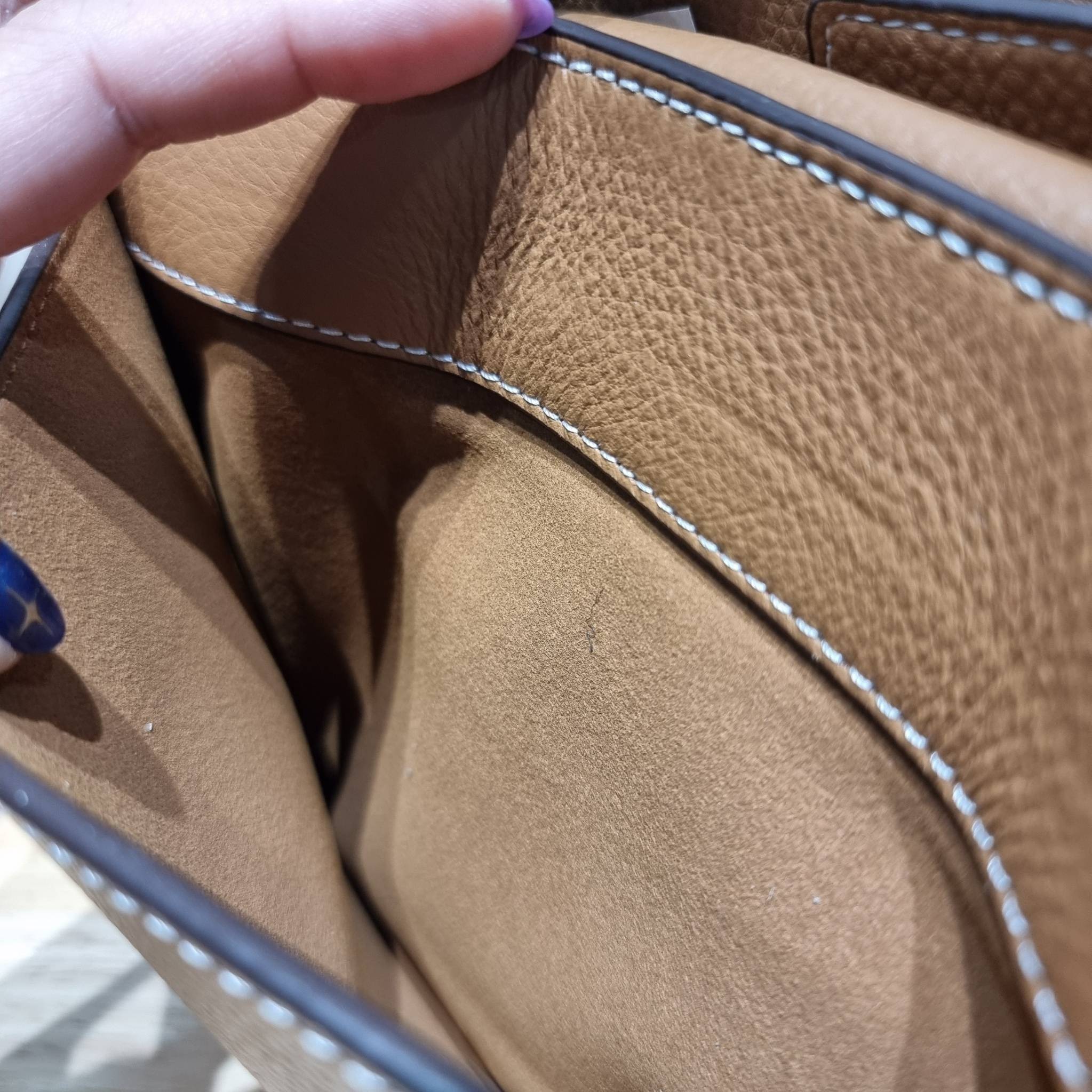 TORY BURCH MILLER TOP HANDLE SATCHEL ใหม่ล่าสุด กับกระเป๋าสะพายรุ่นยอดนิยม ที่มาในดีไซน์ top handle ให้สะดวกใช้ได้มากขึ้นด้วยหูจับในตัว โดดเด่นด้วยโลโก้สีทอง