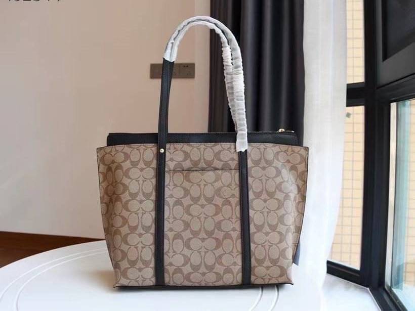 COACH 2319 MAY TOTE IN COLORBLOCK SIGNATURE CANVAS กระเป๋าโท้ท ดีไซน์ใหม่ล่าสุด!! 💕💕 เก๋ตรงปากกระเป๋า คล้ายกระเป๋าซ้อนในตัว สีตัดกับตัวกระเป๋าได้อย่างลงตัว ทรงสวย ใบใหญ่ใส่ของได้เยอะ เปิด-ปิดด้วยซิป รูดใช้งานง่าย ภายในโล่งกว้าง ด้านหลังมีช