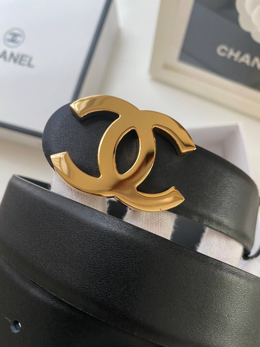 CHANEL BELT เข็มขัดสุดหรูสายหนังแท้ หรูหรา น้อยแต่มาก ภาพถ่ายจากงานขายจริง โลโก้ 3D metal เข้าได้กับทุกลุ๊คสไตล์การเเต่งตัว สวยหรูดูดีมีระดับ ไอเท็มนี้แนะนำเลยค่าา มาน้อยรีบๆ หน่อยน้าา