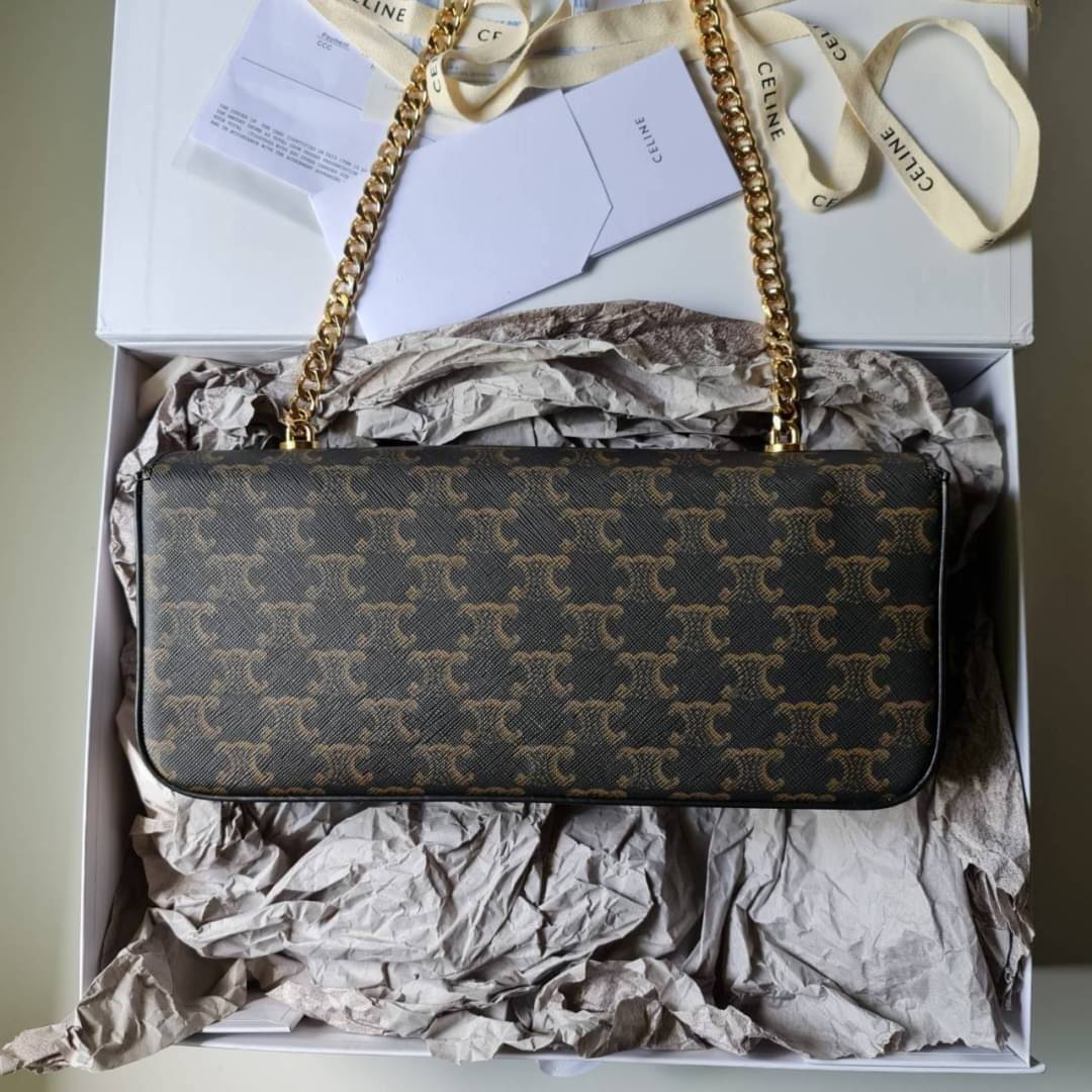 CELINE Women Chain Bag Triomphe in Triomphe Canvas-Tan / CELINE TRIOMPHE CHAIN SHOULDER BAG / CELINE WOMEN WINTER 21 ก็ปังๆ ยาวๆ ไปเลยสิคะ กระเป๋าดีไซส์ใหม่ ใหญ่กว่าเดิม จุของได้เยอะ งานหนังแคนวาสสวยหรู สวยมากกก เก๋มาก ต้องมีแล้วค่าา แบบใหม่ล่าสุด งานพึ่ง