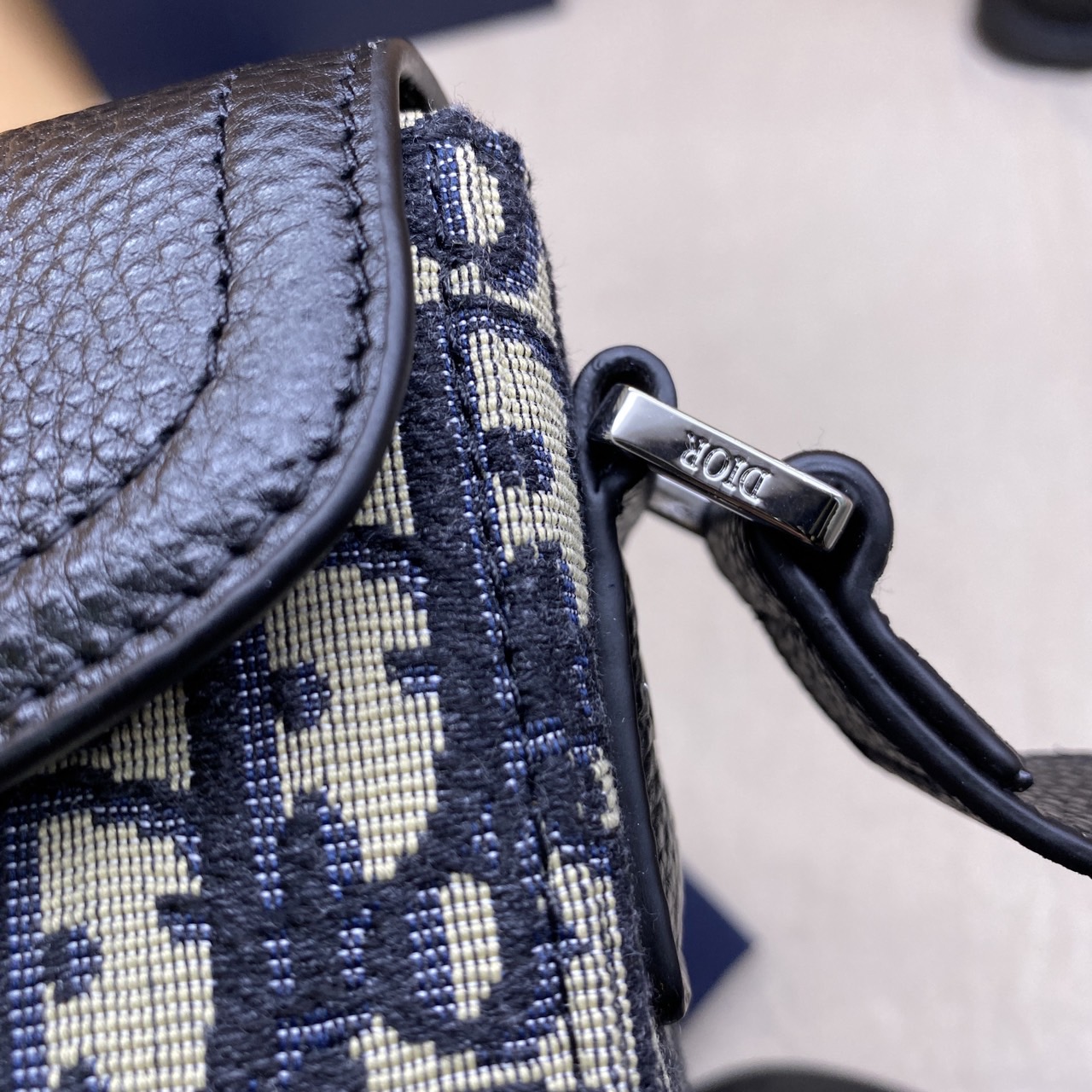 DIOR Small Saddle Messenger Bag with Flap กระเป๋าทรงแมสเซ็นเจอร์รุ่นฮิต เกรดออริ สลับแท้ 1:1