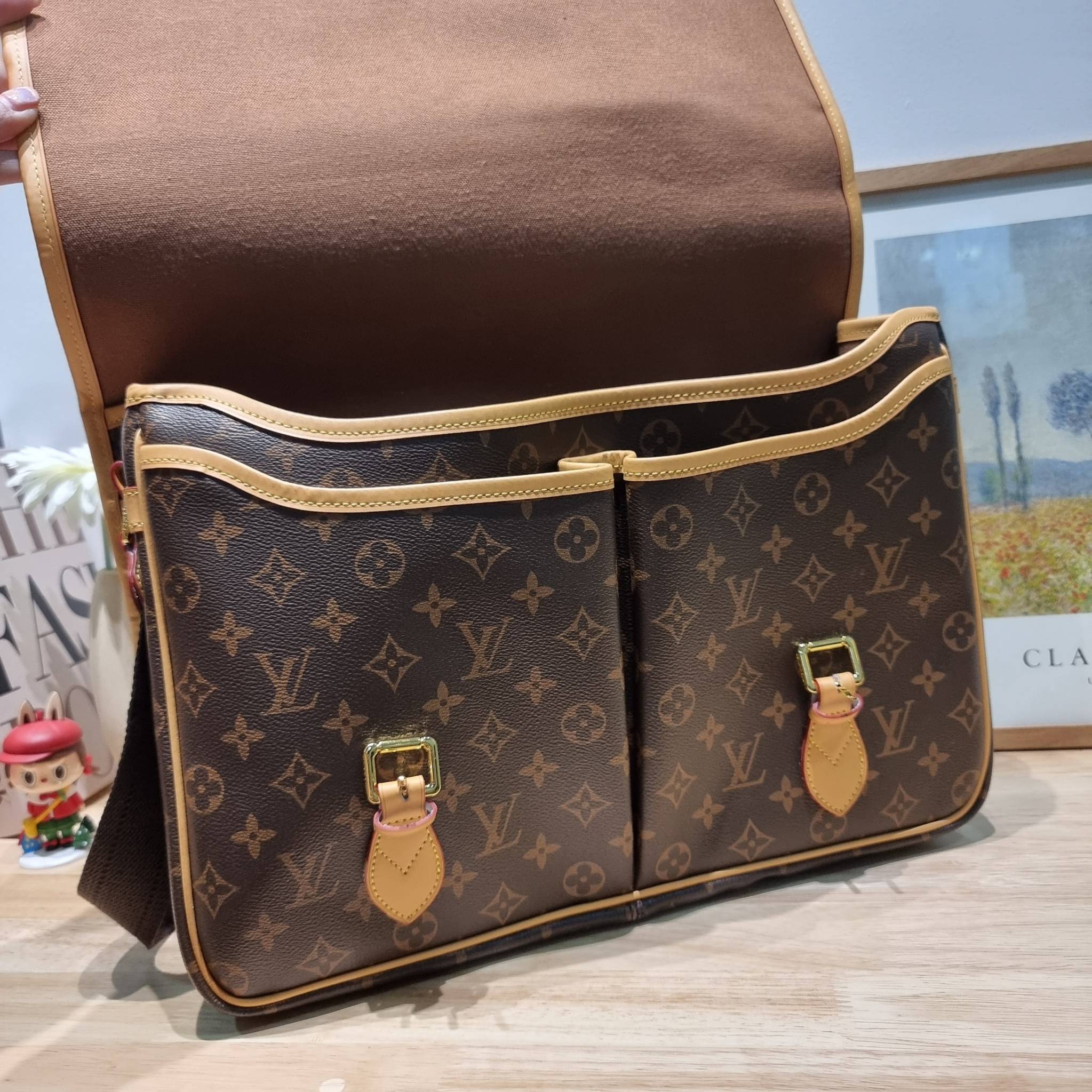 LV Vintage Monogram Sac Gibeciere GM messenger / LV GIBECIERE CROSSBODY BAG กระเป๋าสะพายข้างใบใหญ่ ทรงแมสเซนเจอร์ เอาใจหนุ่มๆ ดีไซน์วินเทจ ย้อนยุค คลาสสิคไม่มีเบื่อ วัสดุหนังแคนวาส ทนทาน