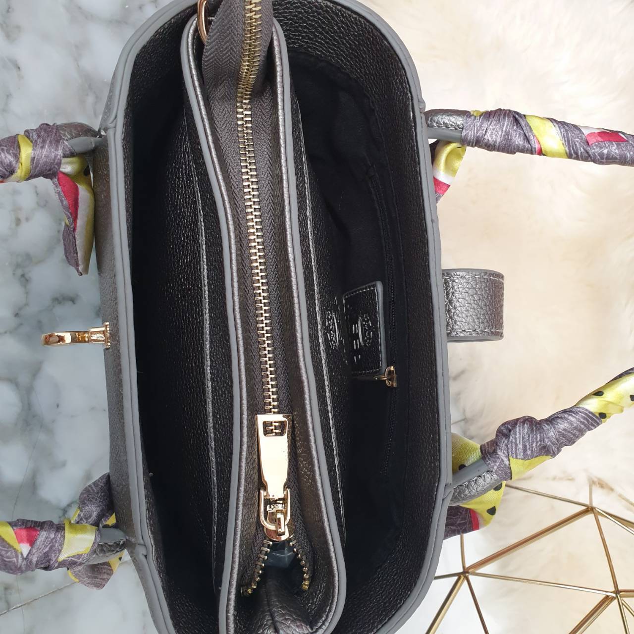 กระเป๋าทรงน่ารักๆ รับ Summer นี้เลยค่า KEEP ‘ Basket ‘ Handbag > ทรงน่ารัก (ราคานี้แถม ปอมๆ และผ้าพันหูกระเป๋าให้ 2 ผืน เข้า Set ) > มีใบเล็กด้านใน ให้อีก 1 ใบ สามารถเอาออกมาใช้สะพายได้ ( เหมือนซื้อ1ได้2 ) >น้ำหนักเบา ใบเล็กกะทัดรัด เหมาะกับ Summ