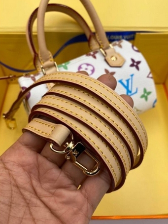 VIP 】LOUIS VUITTON Monogram Multicolor Mini Speedy พร้อมส่งความน่ารักค่ะ! กระเป๋าทรงหมอนไซด์มินิ หนังแกะแท้นิ่มสวยงามค่ะ เปิดปิดกระเป๋าแบบซิป ภายในสามารถใส่มือถือได้ กระเป๋าเงินใบกลางได้ พาสปอร์ตได้ค่ะ