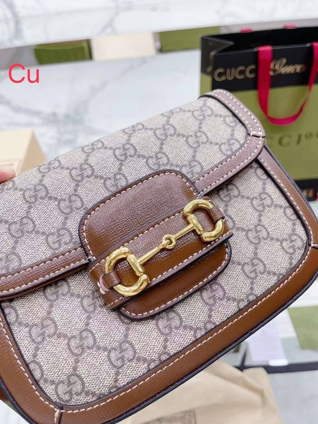 GUCCI HORSEBIT 1955 MINI BAG เกรดออริจินอล กระเป๋าสะพาย crossbody รุ่นฮิต สุดหรูหรา คลาสสิค จุของสำคัญได้เยอะ มาพร้อมสายสะพายยาว 2 เส้น สามารถ ปรับระดับได้ ถอดออกได้ รุ่นนี้ใช้งานดีมาก บอกต่อกันถึงที่สุด ใช้ได้ทุกโอกาส เป็นอีกรุ่นที่โดดเด่นมากๆ