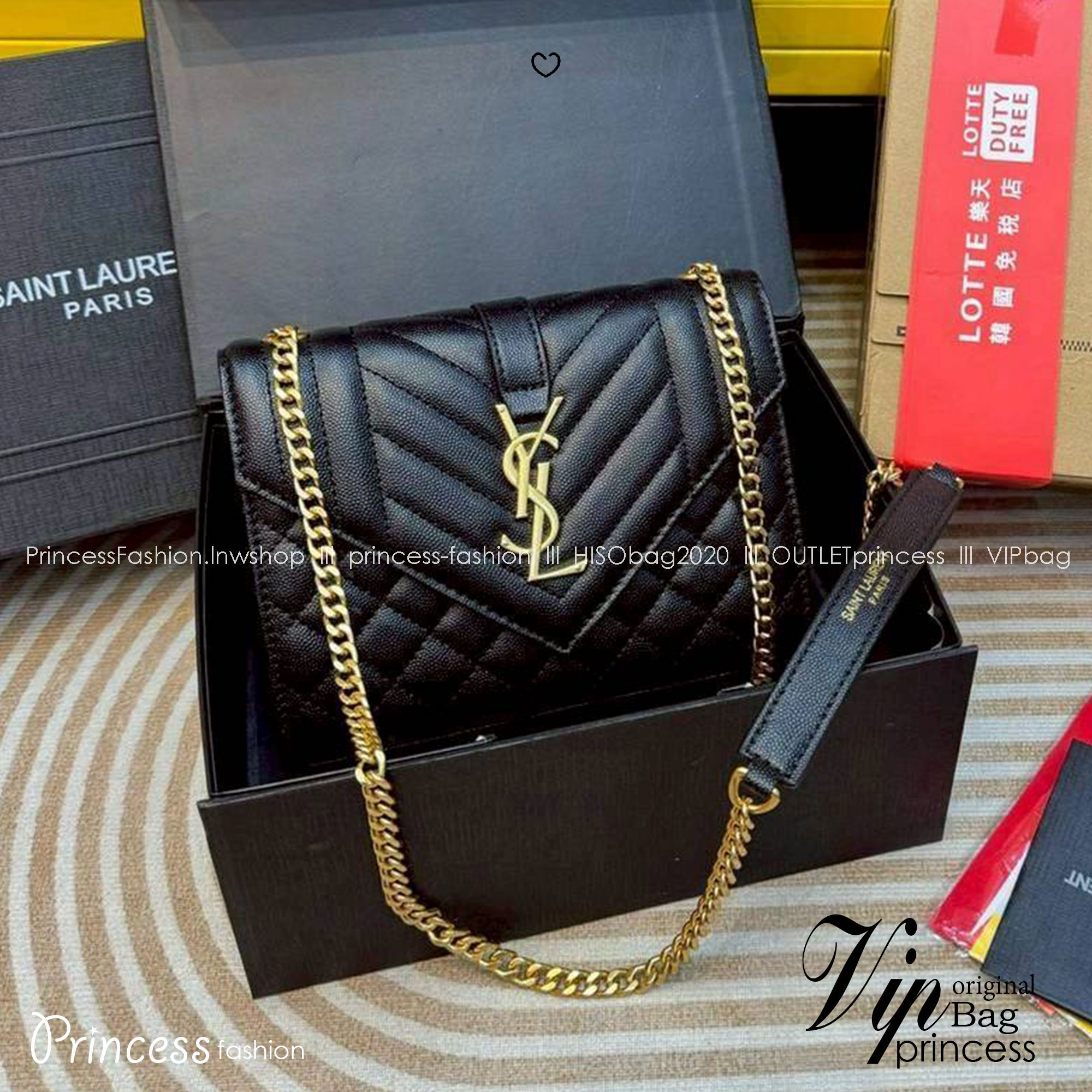 YSL envelope medium in matelassé leather shoulder bag กระเป๋าสะพายไหล่สุดฮอต โทนสีดำขับผิวสวยคลาสสิคตลอดกาล ทรงสวยดีไซน์เรียบหรู ดูติดแกลมสุดๆ โดดเด่นด้วยโลโก้ด้านหน้า เพิ่มดีเทลความผู้ดี